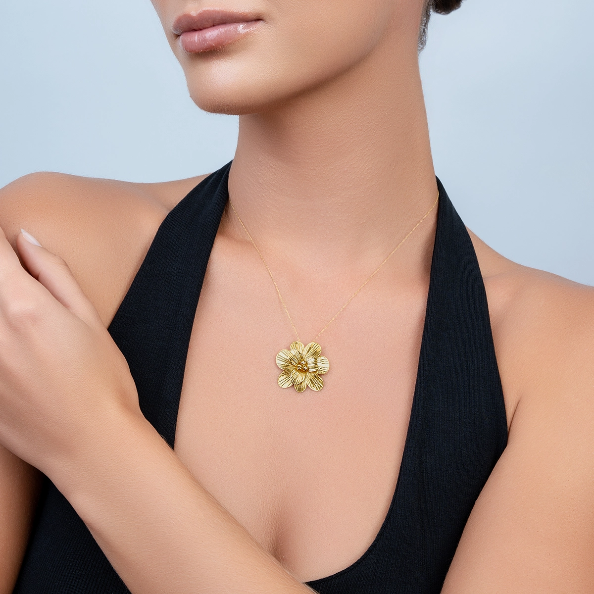Dije en oro amarillo de 18 Kilates con visos satinado, Flores