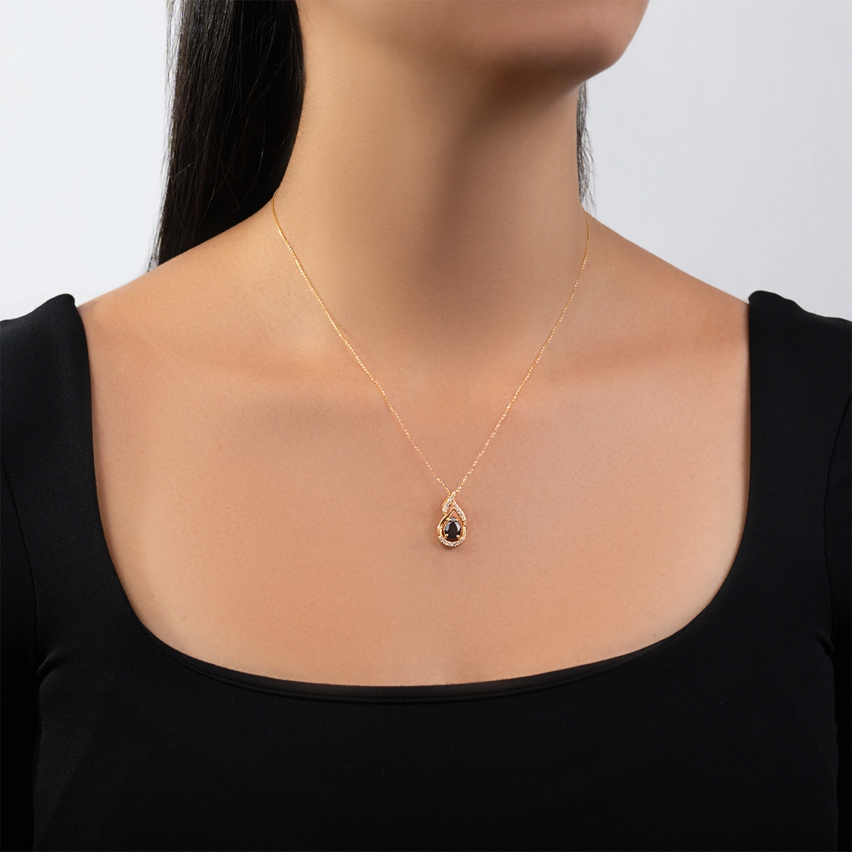 Dije en oro amarillo de 18 Kilates, Onda, con zafiro central de 1.25 Ct y decoración en diamantes de 0.17 Ct