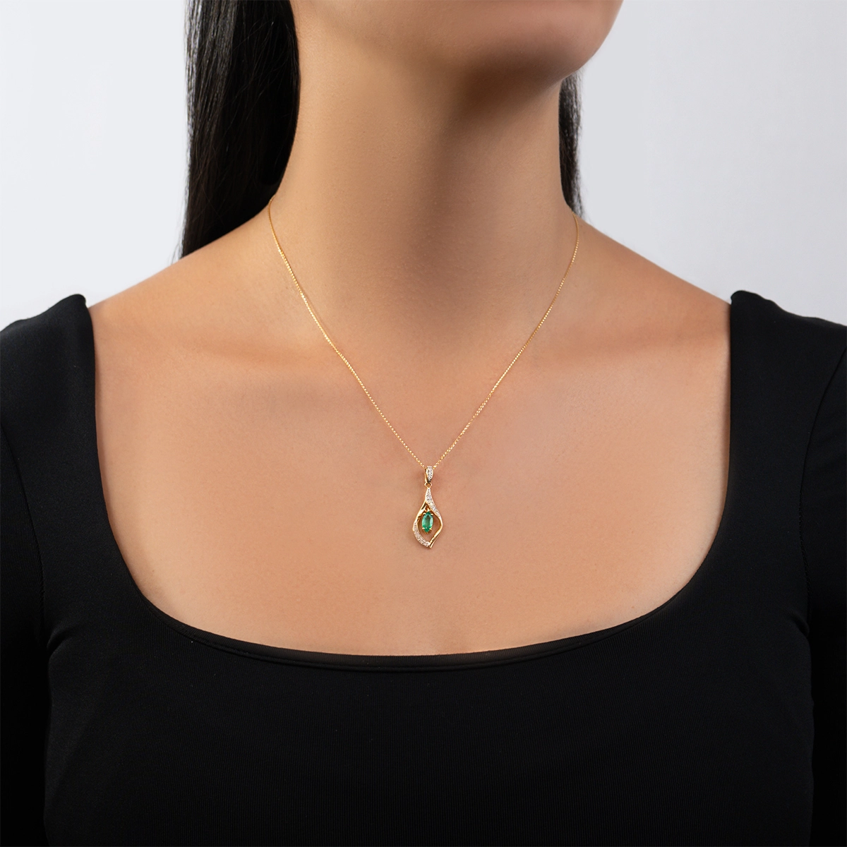 Dije en oro amarillo de 18 Kilates, Franjas, con esmeralda central de 0.45 Ct y decoración en diamantes de 0.11 Ct