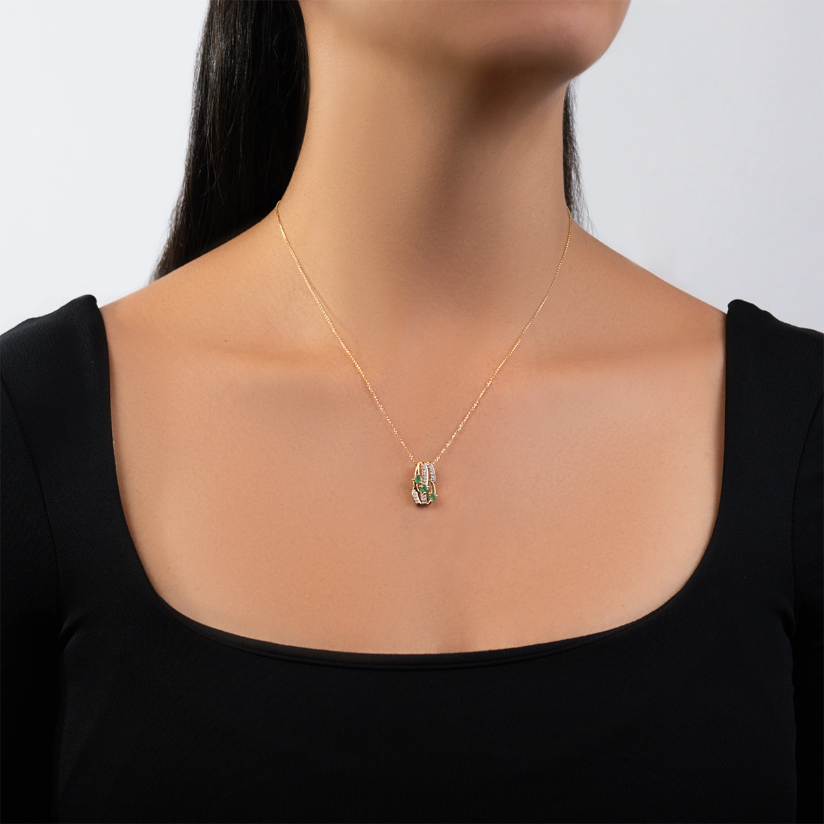 Dije en oro amarillo de 18 Kilates, Franjas, con 3 esmeraldas centrales de 0.35 Ct y decoración en diamantes de 0.08 Ct