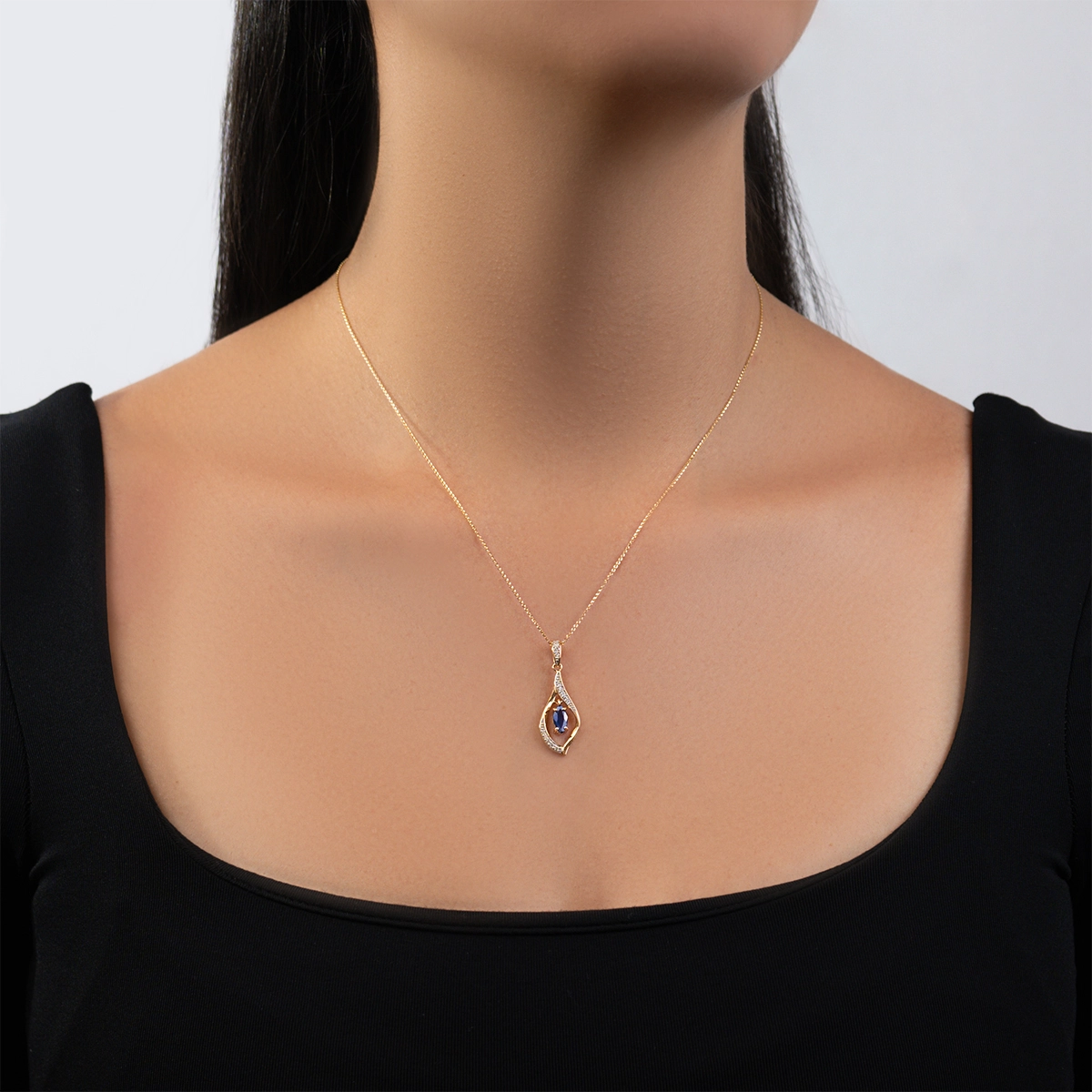 Dije en oro amarillo de 18 Kilates, Franjas, con zafiro central de 0.45 Ct y decoración en diamantes de 0.11 Ct