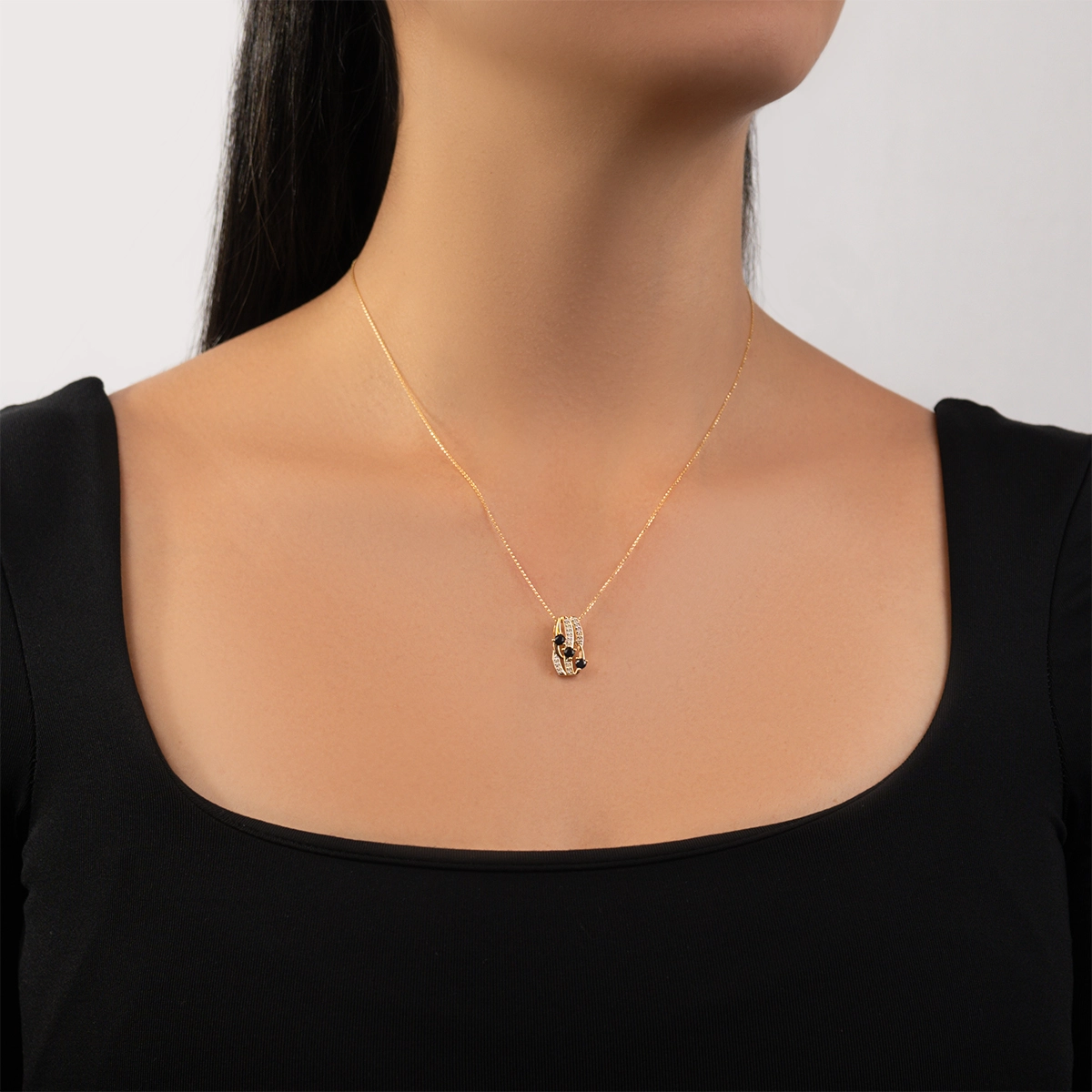 Dije en oro amarillo de 18 Kilates, Franjas, con 3 zafiros centrales de 0.45 Ct y decoración en diamantes de 0.08 Ct