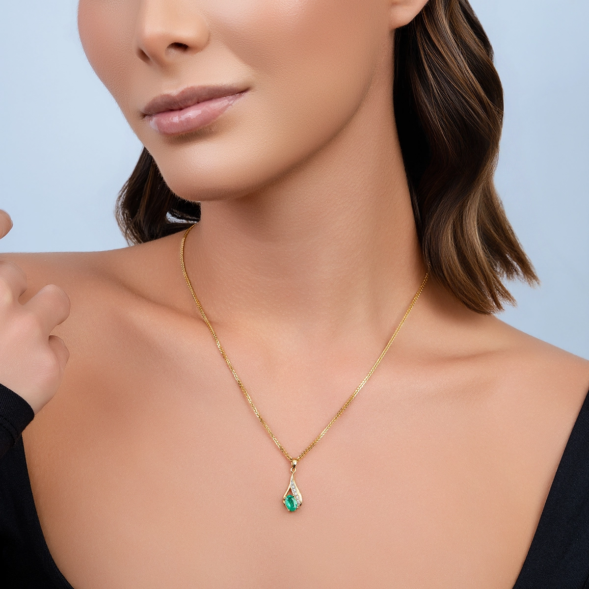 Dije en oro amarillo de 18 Kilates, Lágrima, con esmeralda central de 0.70 Ct y decoración en diamantes de 0.03 Ct