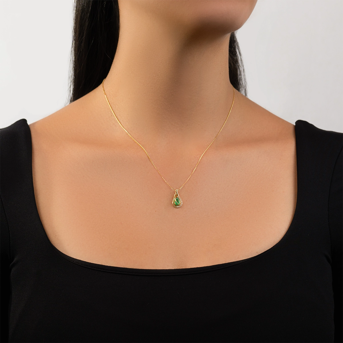 Dije en oro amarillo de 18 Kilates, Lágrima, con esmeralda central de 0.75 Ct y decoración en diamantes de 0.07 Ct