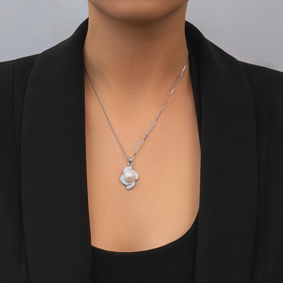 Dije en plata Ley 925, Onda, con perla central de 9 mm de ancho aprox y decoración en zircones, de la coleccion Sueños