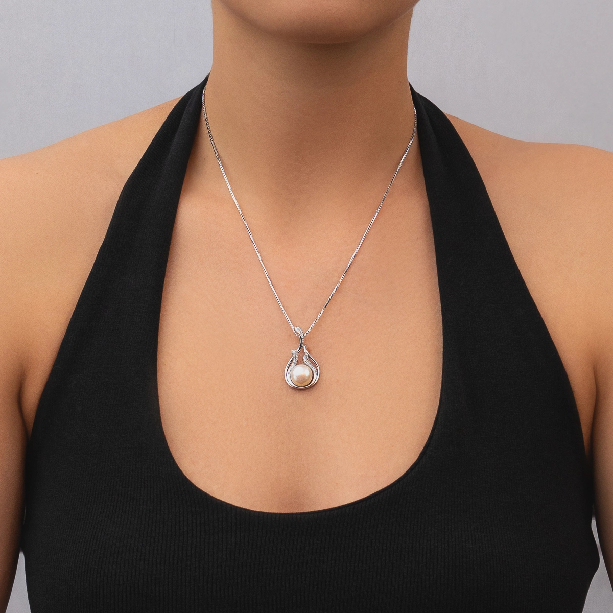 Dije en plata Ley 925, Lágrima, con perla central de 10 mm de ancho aprox y decoración en zircones, de la coleccion Sueños