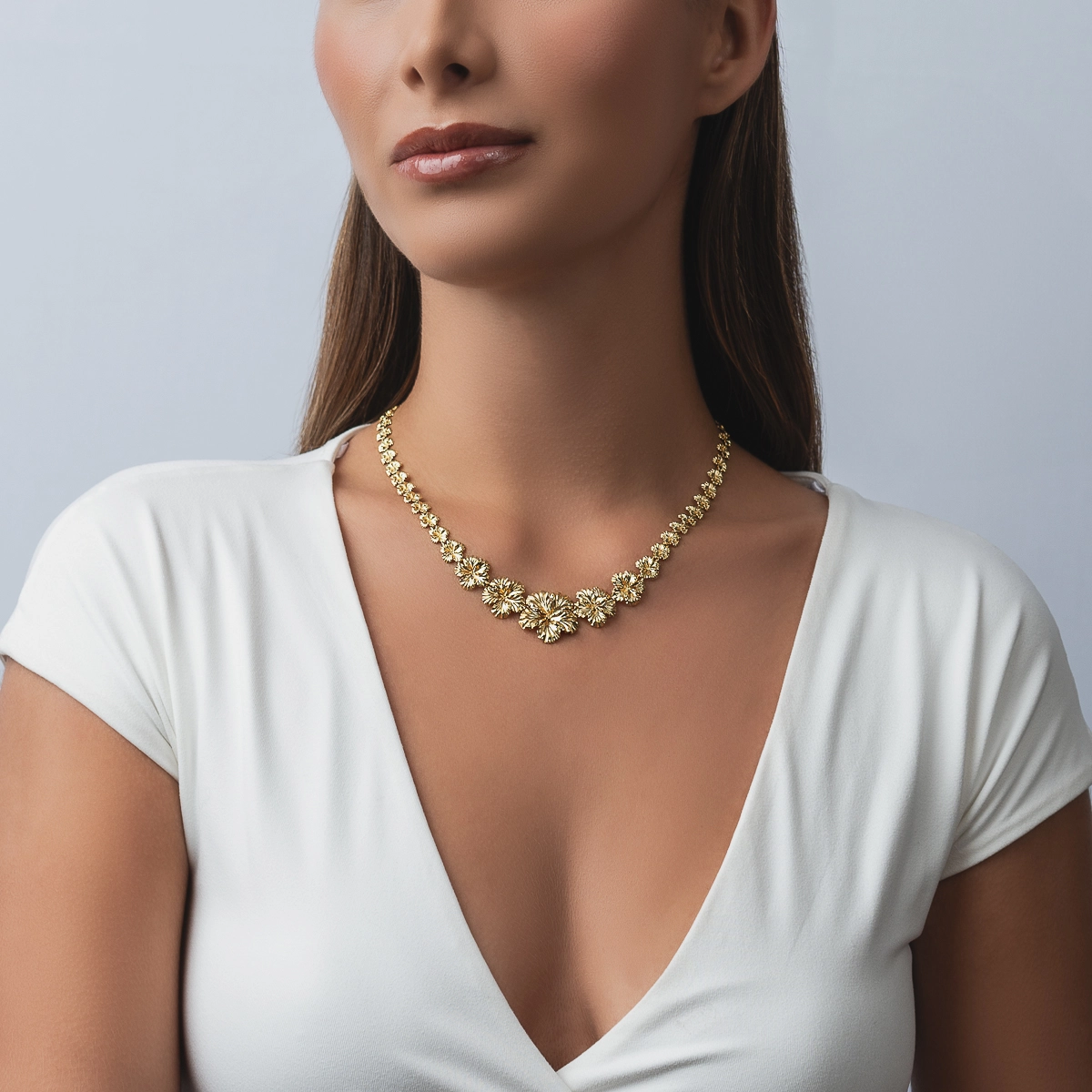 Gargantilla en oro amarillo de 18 Kilates con visos satinado, Flores, 45 cm. de largo, 7 mm. de ancho