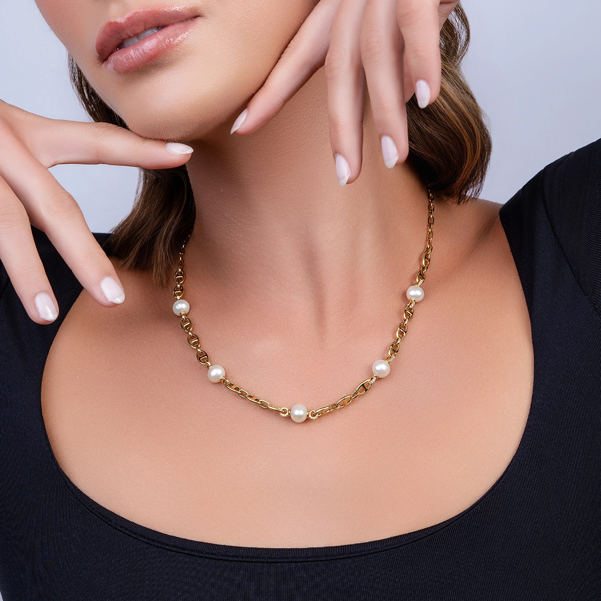 Gargantilla en oro amarillo de 18 Kilates, Figuras geométricas, con perlas y diamantes de 0.19 Ct, 45 cm. de largo, 2.50 mm. de ancho