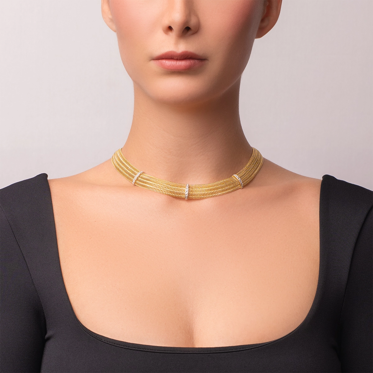Gargantilla en oro amarillo de 18 Kilates, Barra, con zircones, 45 cm. de largo, 13 mm. de ancho