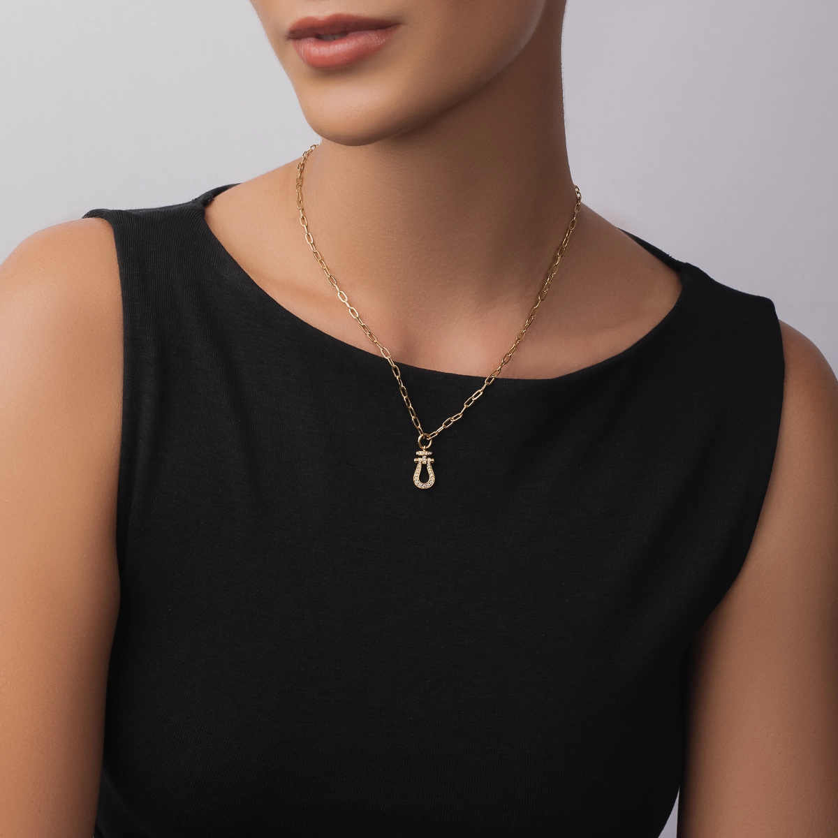 Gargantilla en oro amarillo de 18 Kilates, Omega, con diamantes de 0.19 Ct, 45 cm. de largo, 2.50 mm. de ancho