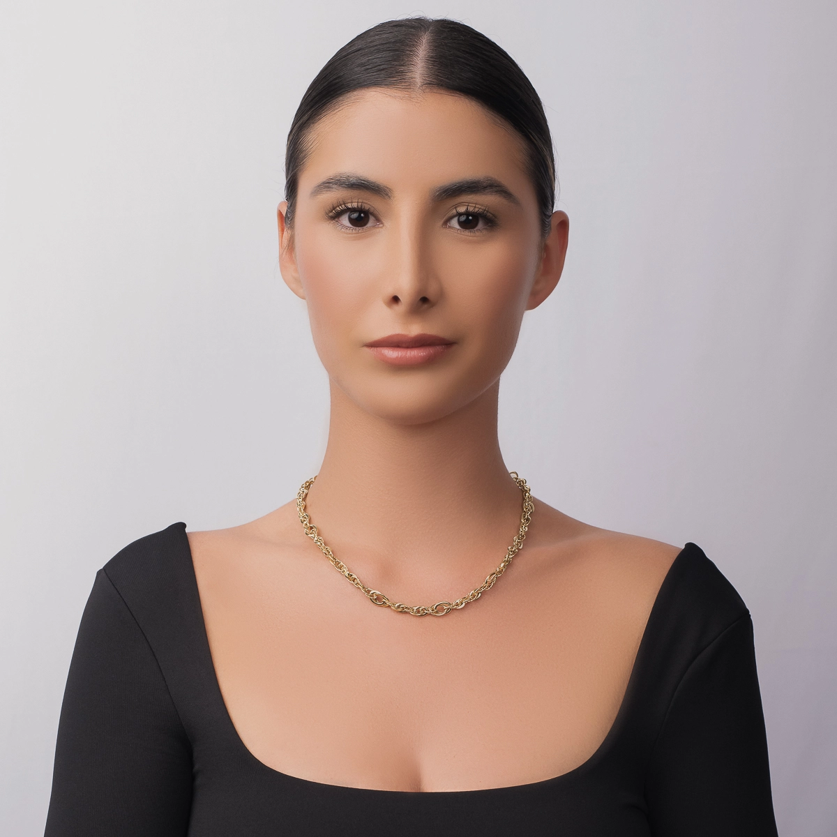 Gargantilla en oro amarillo de 18 Kilates con visos, 45 cm. de largo, 5 mm. de ancho