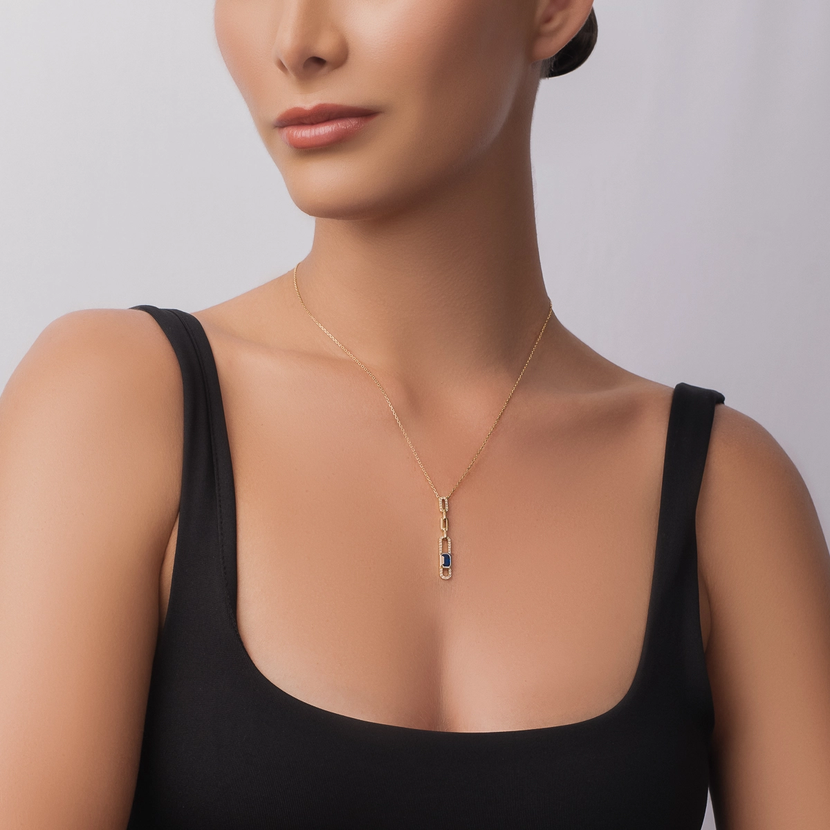 Gargantilla en oro amarillo de 18 Kilates, Figuras geométricas, con zafiro central de 0.63 Ct y decoración en diamantes de 0.17 Ct, 40 cm. de largo, 1 mm. de ancho
