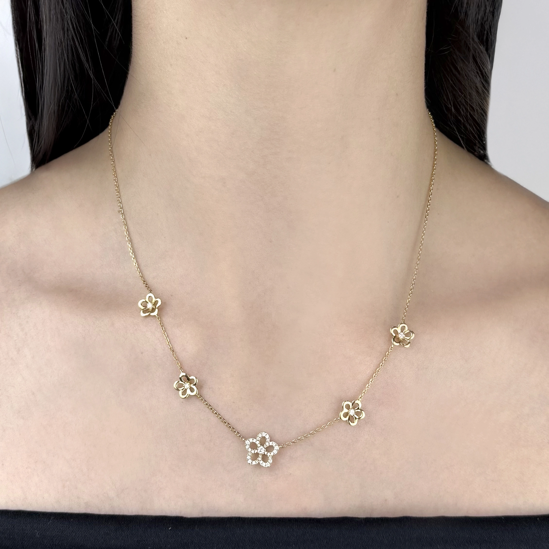 Gargantilla en oro amarillo de 18 Kilates, Flores, con diamantes de 0.30 Ct, 40 cm. de largo, 0.50 mm. de ancho