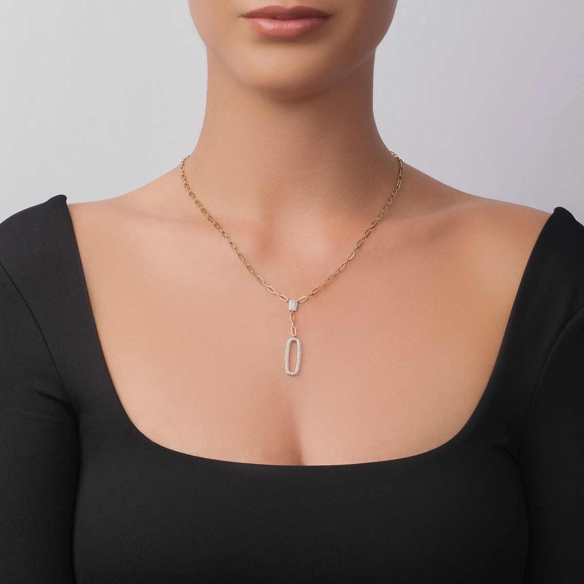 Gargantilla en oro amarillo de 18 Kilates, Figuras geométricas, con diamantes de 0.50 Ct, 45 cm. de largo, 2.50 mm. de ancho