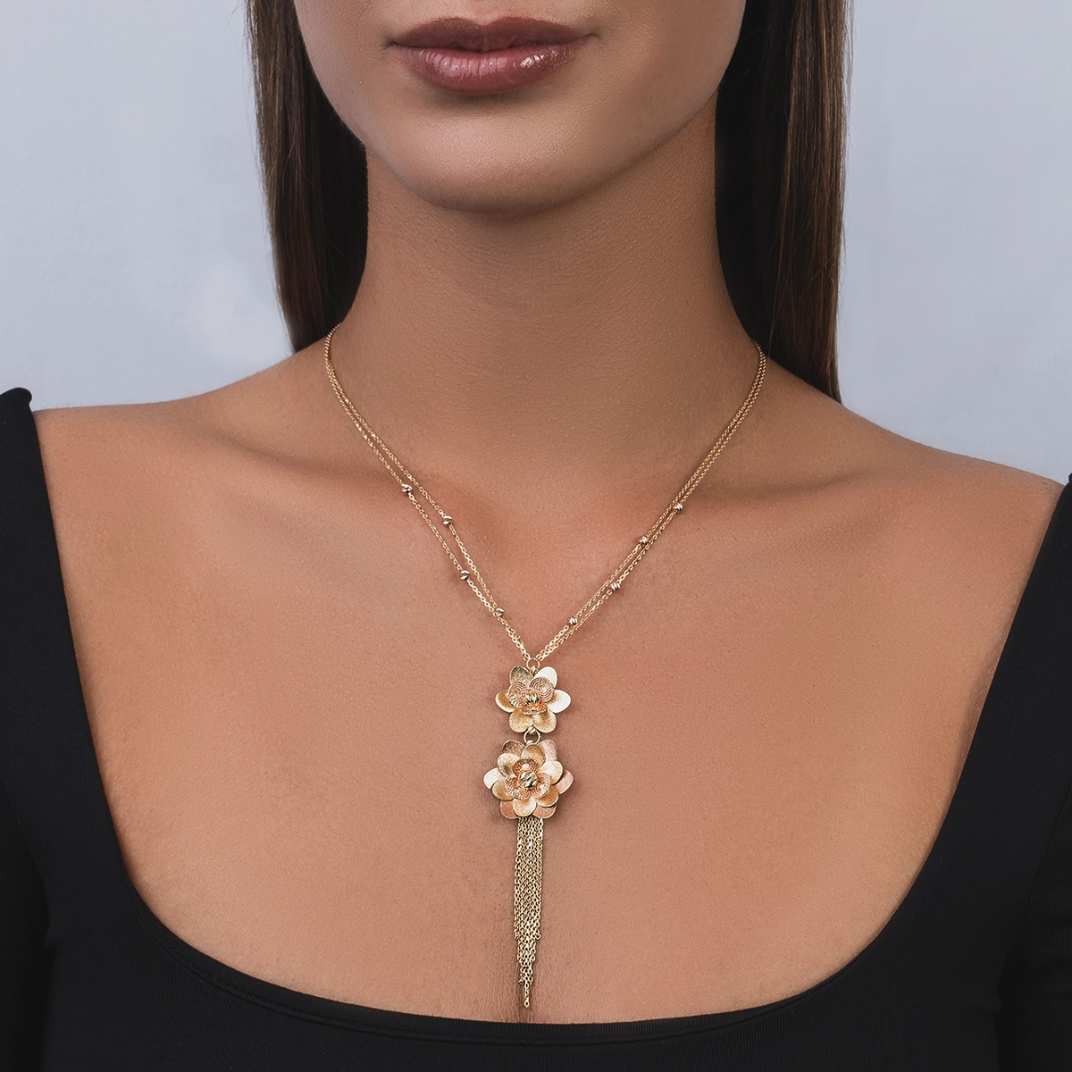 Gargantilla en oro amarillo de 18 Kilates con visos satinado, Flores, 42 cm. de largo, 1 mm. de ancho
