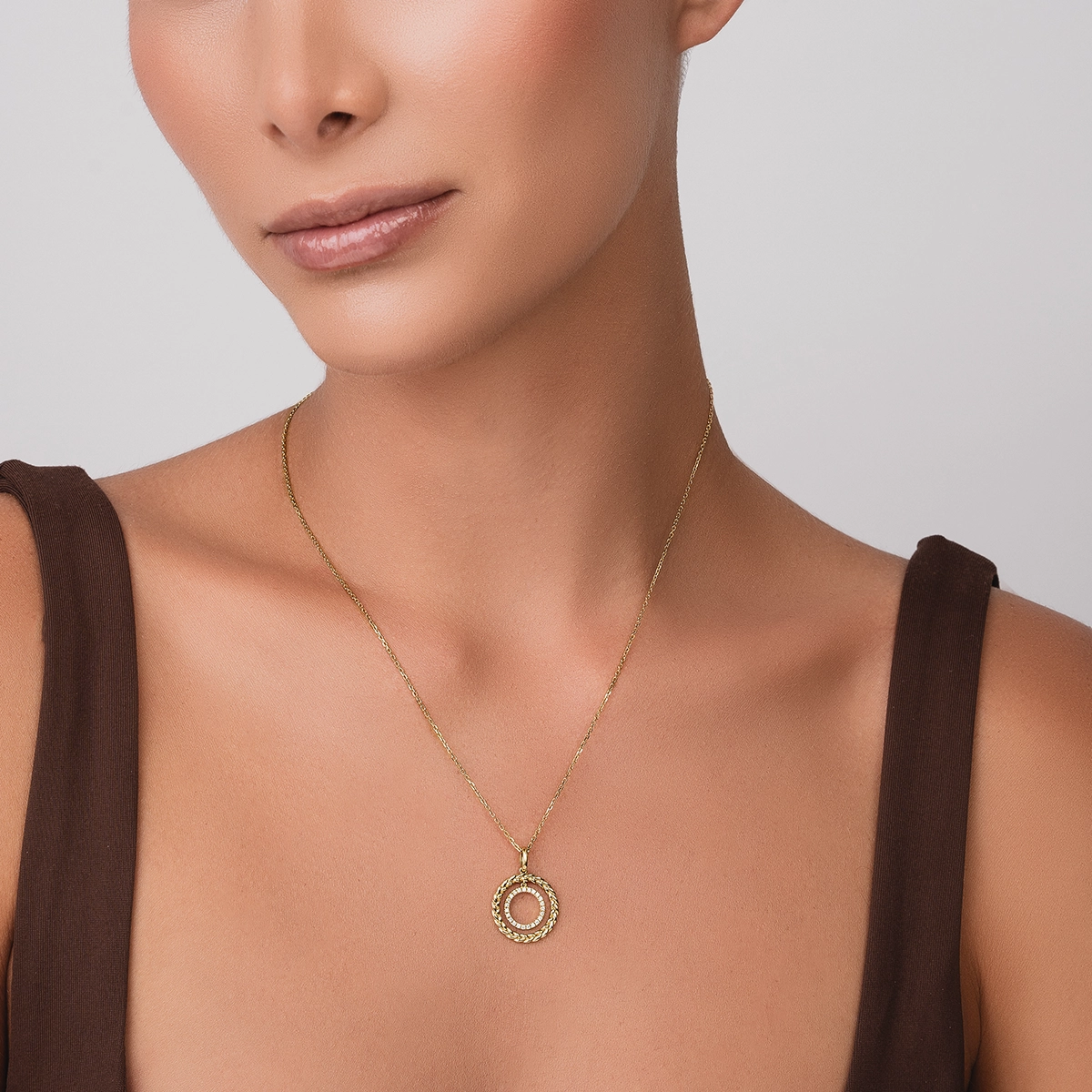 Gargantilla en oro amarillo de 18 Kilates, Figuras geométricas, con diamantes de 0.14 Ct, 40 cm. de largo, 1 mm. de ancho