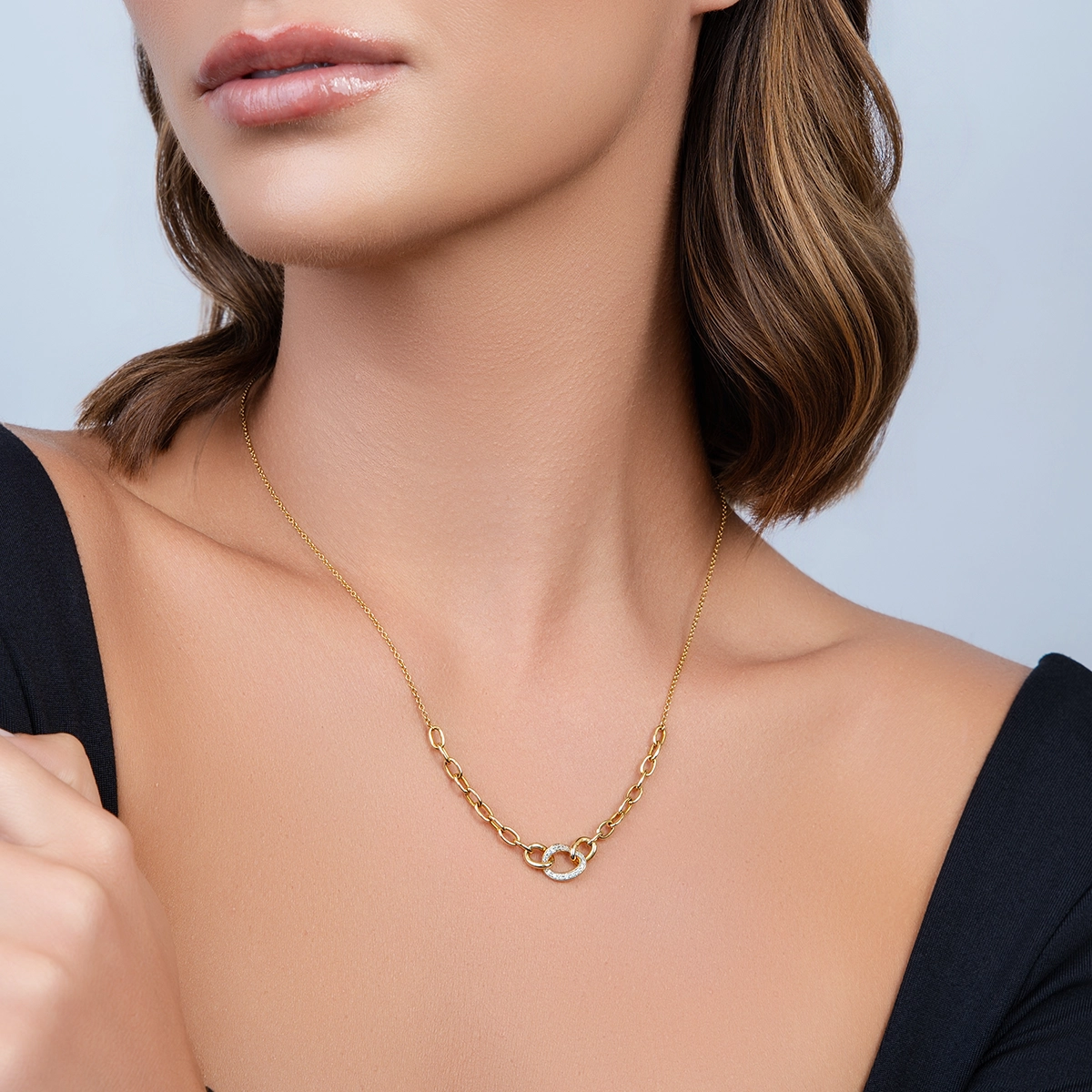 Gargantilla en oro amarillo de 18 Kilates, Figuras geométricas, con diamantes de 0.07 Ct, 42 cm. de largo, 0.50 mm. de ancho