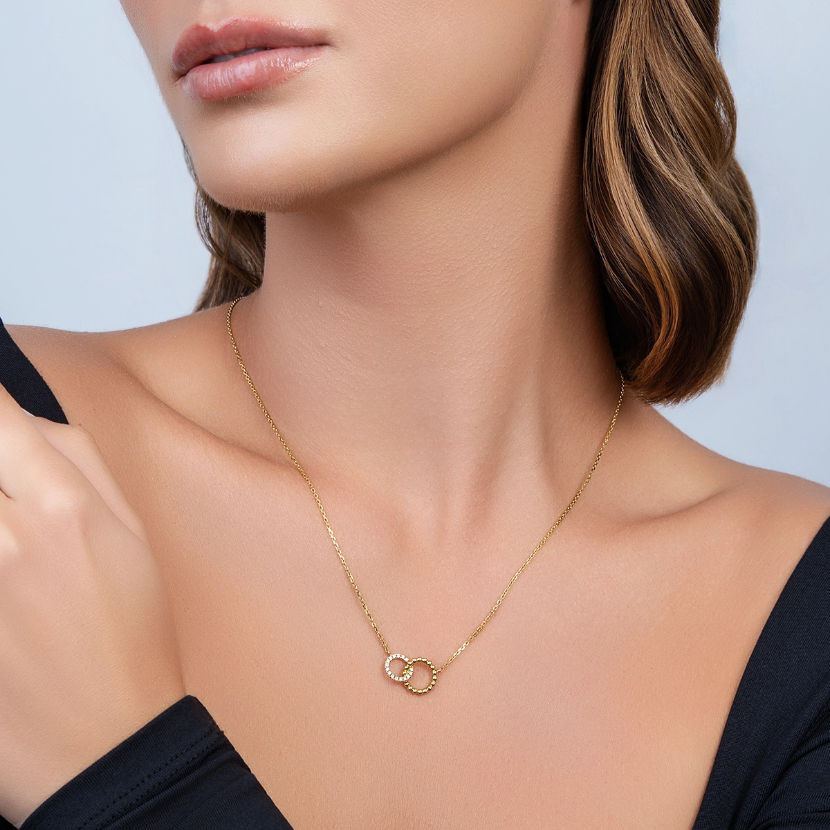 Gargantilla en oro amarillo de 18 Kilates, Figuras geométricas, con diamantes de 0.11 Ct, 40 cm. de largo, 1 mm. de ancho