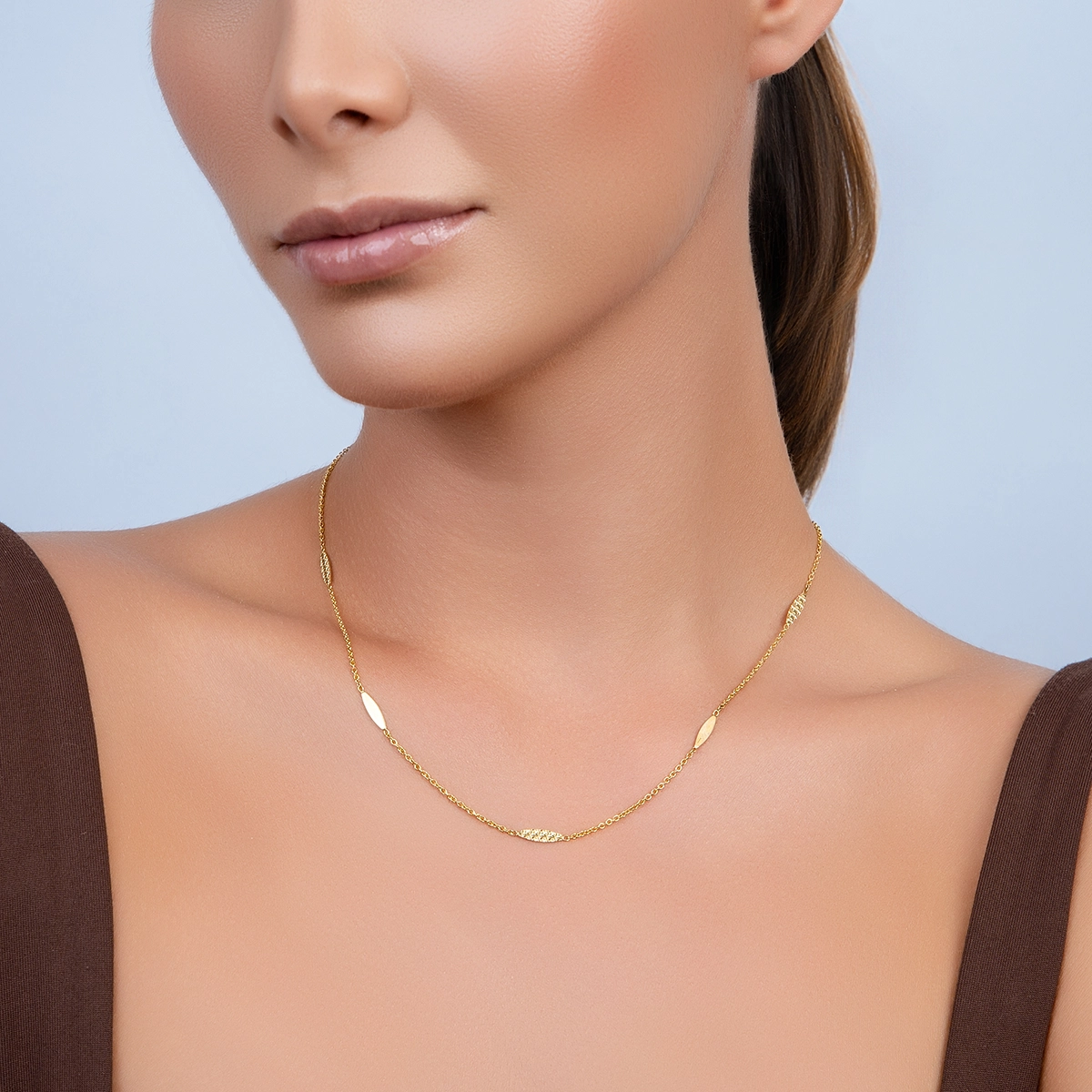 Gargantilla en oro amarillo de 18 Kilates con visos, Barra, 42 cm. de largo, 1 mm. de ancho