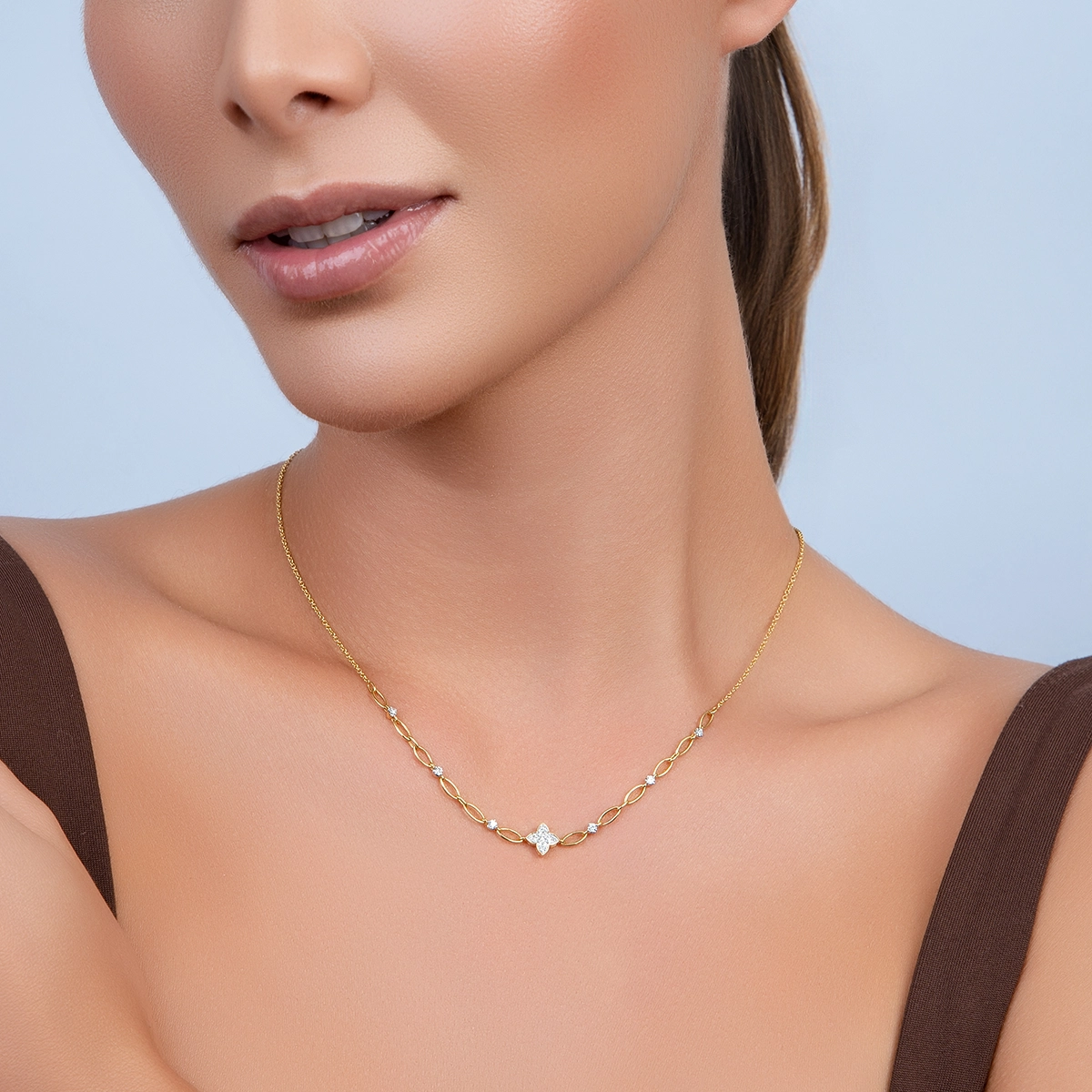 Gargantilla en oro amarillo de 18 Kilates, Flores, con diamantes de 0.22 Ct, 45 cm. de largo, 0.50 mm. de ancho
