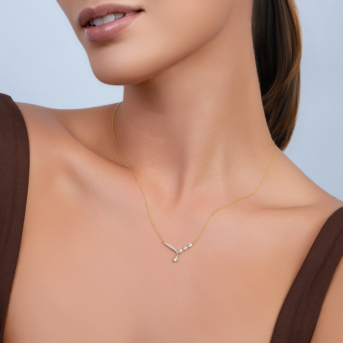 Gargantilla en oro amarillo de 18 Kilates, Barra, con diamantes de 0.18 Ct, 42 cm. de largo, 0.50 mm. de ancho