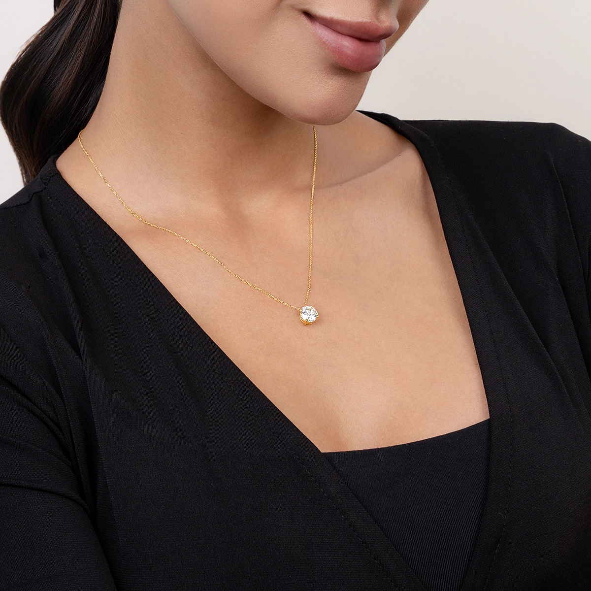 Gargantilla en oro amarillo de 18 Kilates, Uñas, con diamante laboratorio central de 2.00 Ct, 42 cm. de largo, 0.50 mm. de ancho