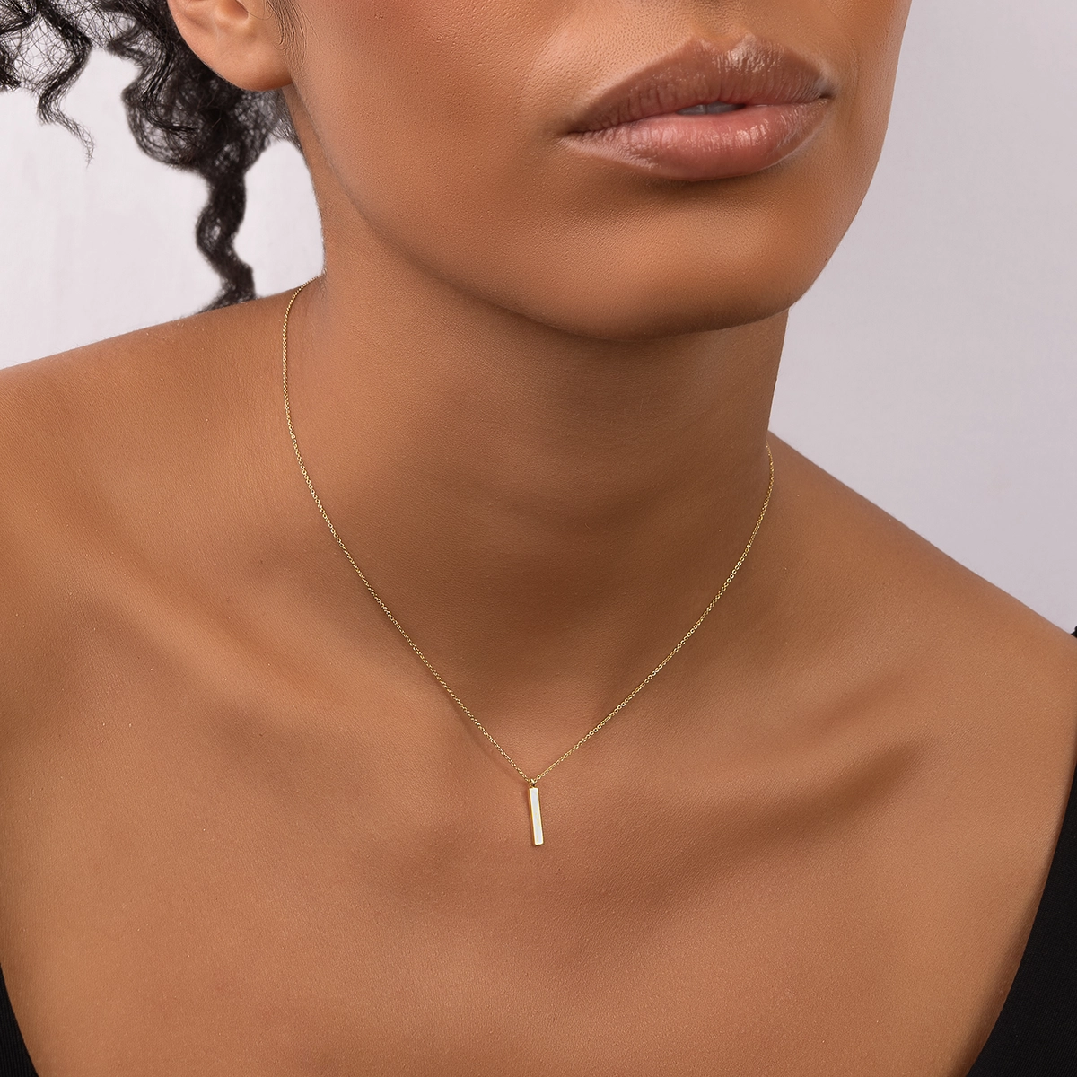 Gargantilla en oro amarillo de 18 Kilates, Barra, con zircones, 40 cm. de largo, 0.70 mm. de ancho