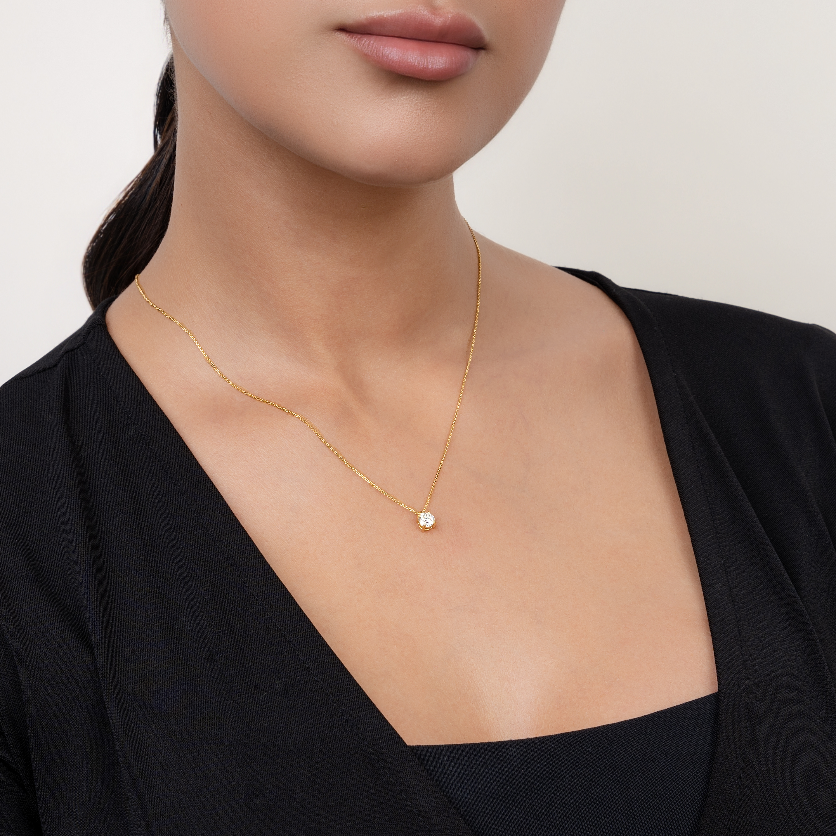 Gargantilla en oro amarillo de 18 Kilates, Uñas, con diamante laboratorio central de 0.50 Ct, 42 cm. de largo, 0.50 mm. de ancho