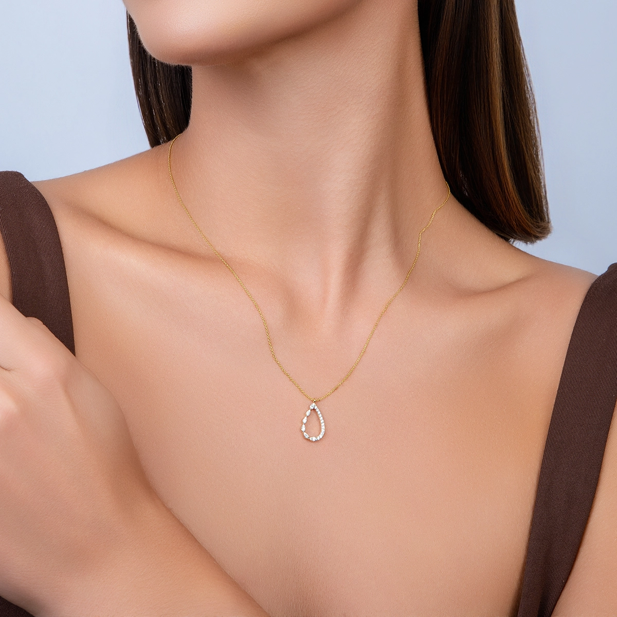 Gargantilla en oro amarillo de 18 Kilates, Lágrima, con diamantes de 0.15 Ct, 42 cm. de largo, 0.50 mm. de ancho