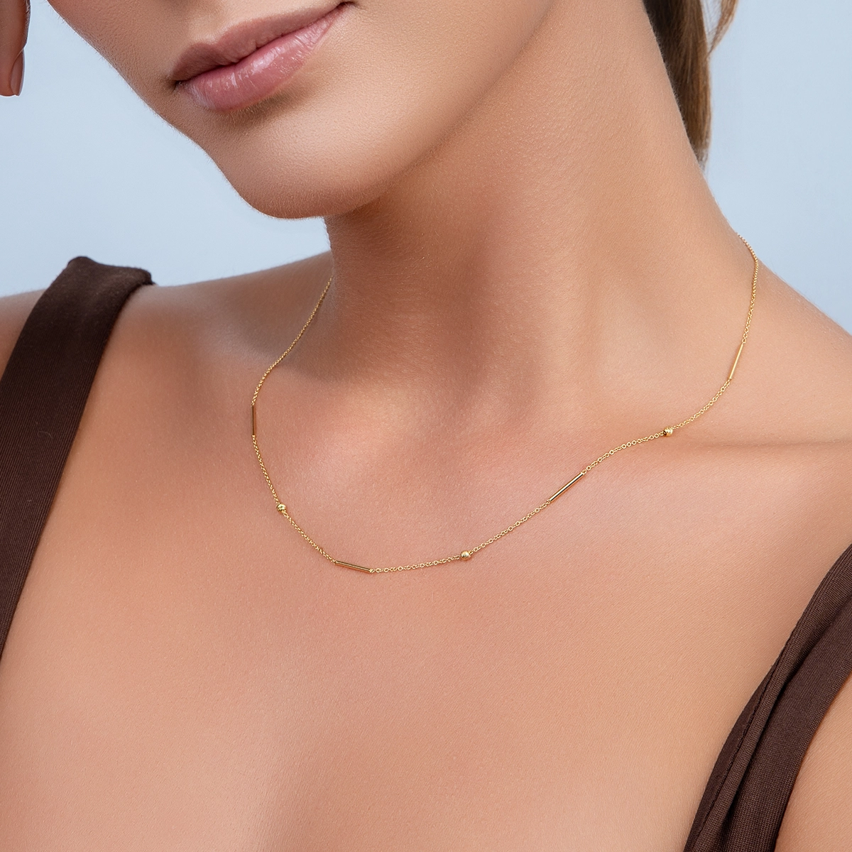 Gargantilla en oro amarillo de 18 Kilates con visos, Barra, 42 cm. de largo, 0.50 mm. de ancho