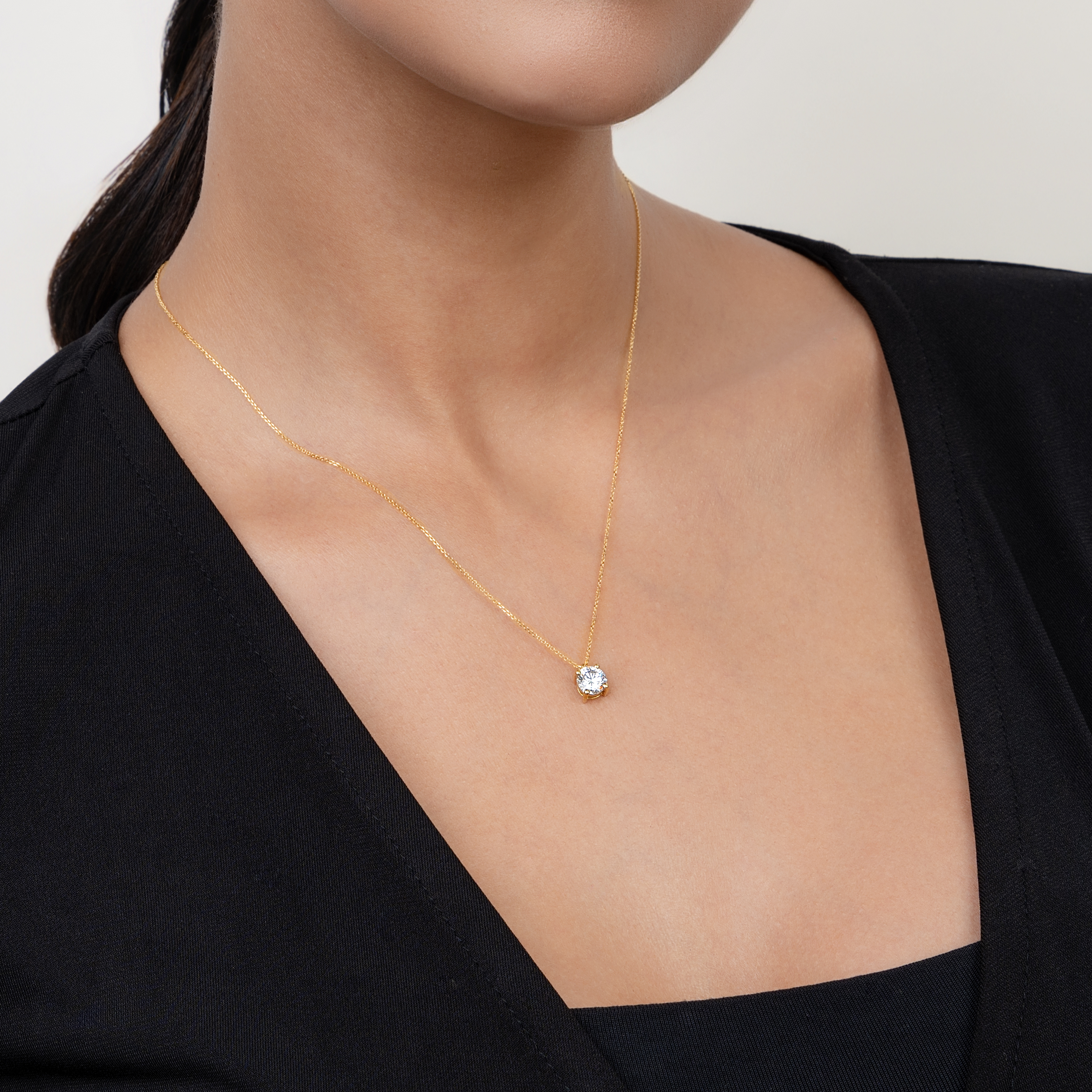 Gargantilla en oro amarillo de 18 Kilates, Uñas, con diamante laboratorio central de 1.00 Ct, 42 cm. de largo, 0.50 mm. de ancho