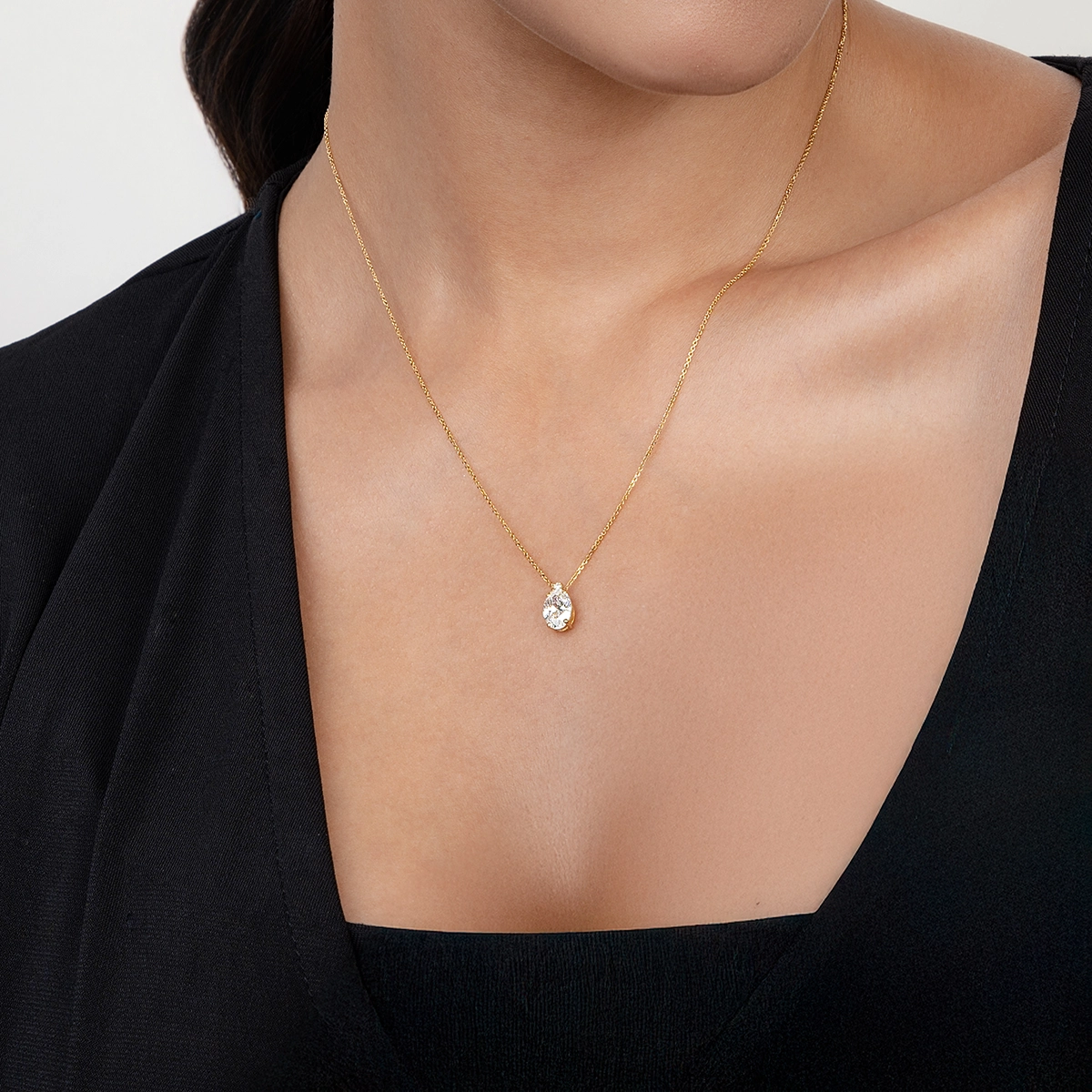 Gargantilla en oro amarillo de 18 Kilates, Uñas+decoración, con diamante laboratorio central de 1.00 Ct y decoración en diamante laboratorio de 0.02 Ct, 42 cm. de largo, 0.50 mm. de ancho