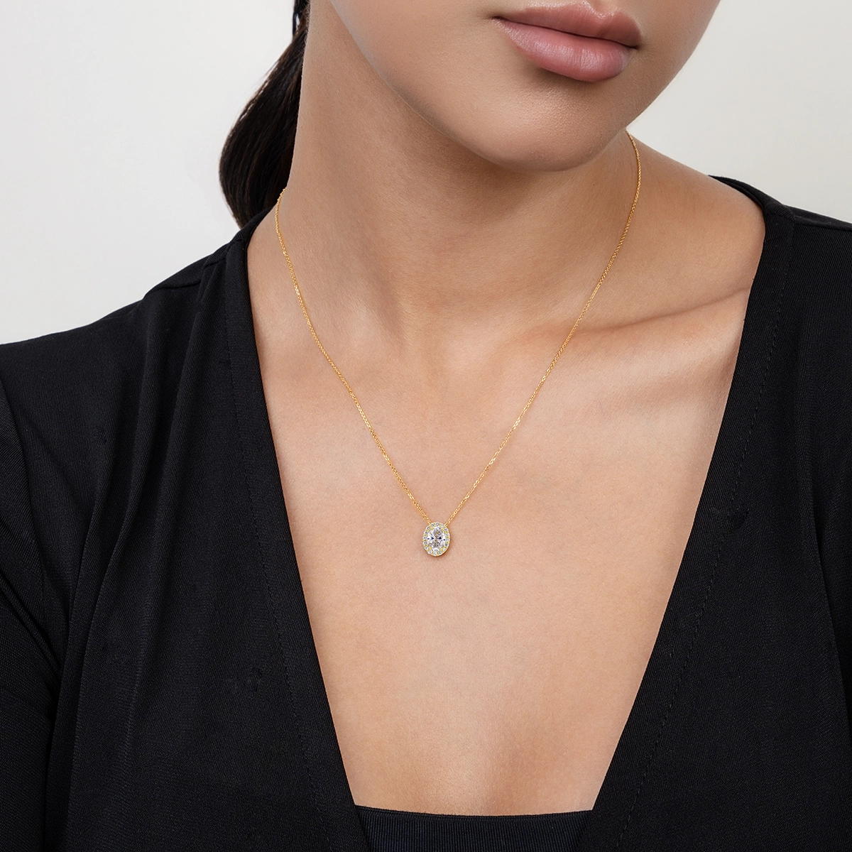 Gargantilla en oro amarillo de 18 Kilates, Uñas+decoración, con diamante laboratorio central de 0.70 Ct y decoración en diamante de laboratorio de 0.16 Ct, 42 cm. de largo, 0.50 mm. de ancho