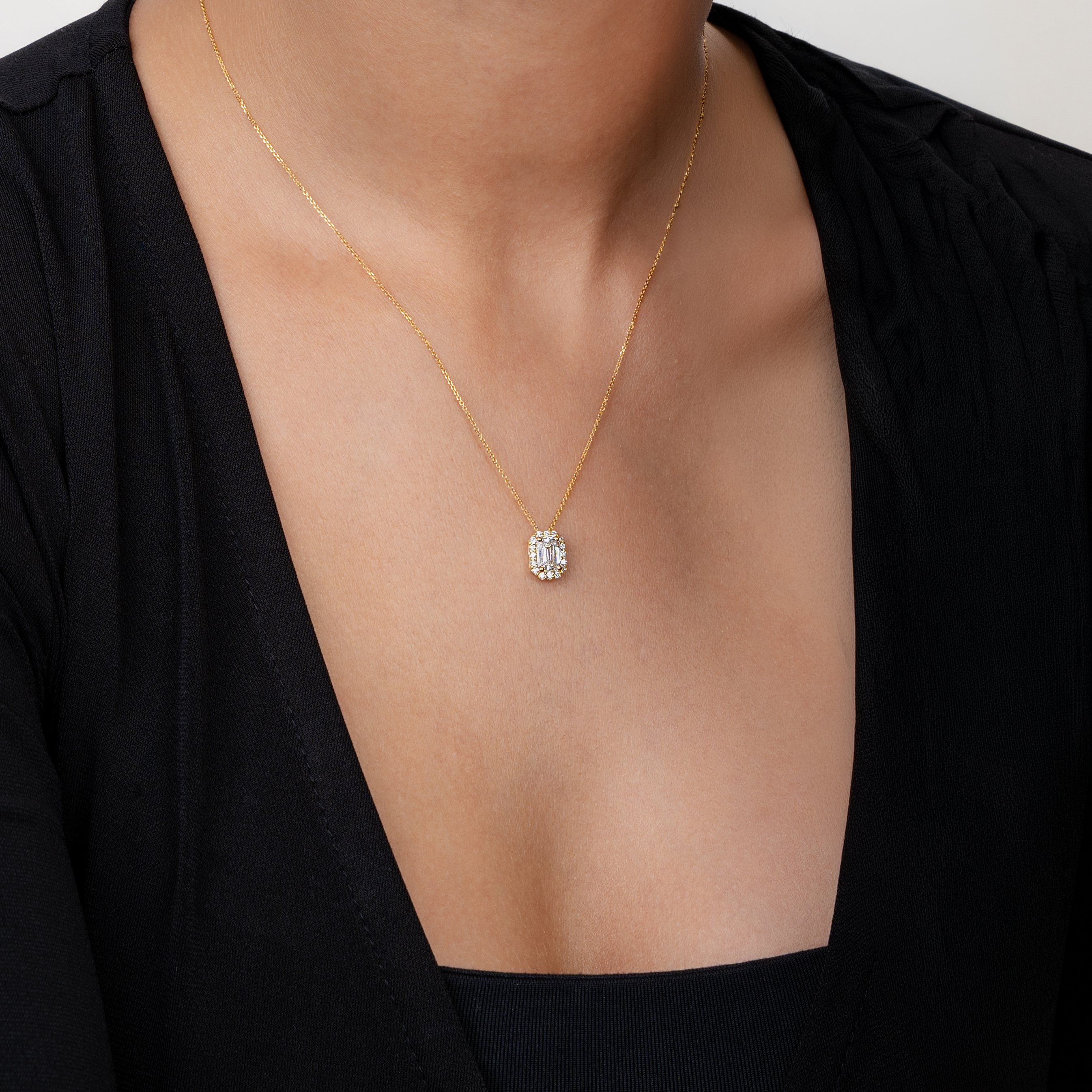 Gargantilla en oro amarillo de 18 Kilates, Uñas+decoración, con diamante laboratorio central de 1.00 Ct y decoración en diamante de laboratorio de 0.16 Ct, 42 cm. de largo, 0.50 mm. de ancho