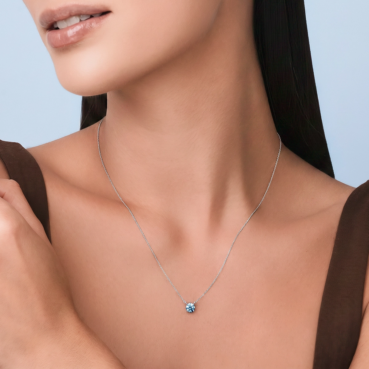 Gargantilla en oro blanco de 18 Kilates, Uñas, con diamante laboratorio central de 0.50 Ct, 45 cm. de largo, 0.50 mm. de ancho