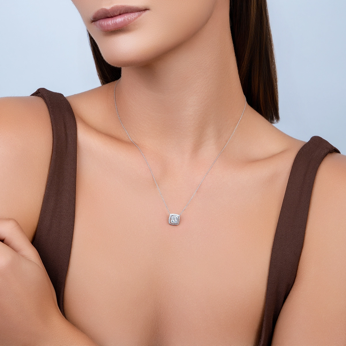 Gargantilla en oro blanco de 18 Kilates, Uñas+decoración, con diamantes de 0.46 Ct, 42 cm. de largo, 0.50 mm. de ancho