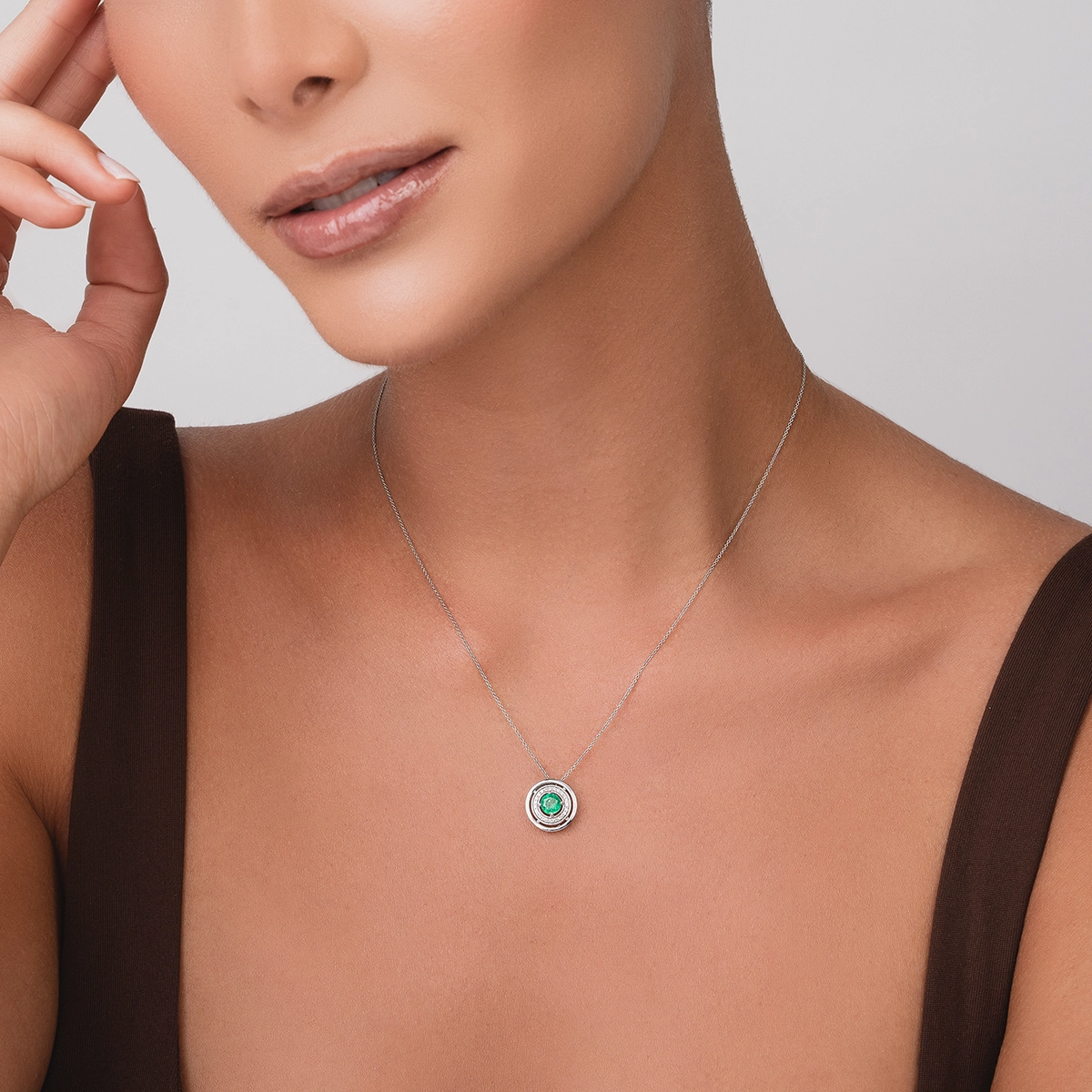 Gargantilla en oro blanco de 18 Kilates, Uñas+decoración, con esmeralda central de 0.50 Ct y decoración en diamantes de 0.08 Ct, 42 cm. de largo, 0.50 mm. de ancho