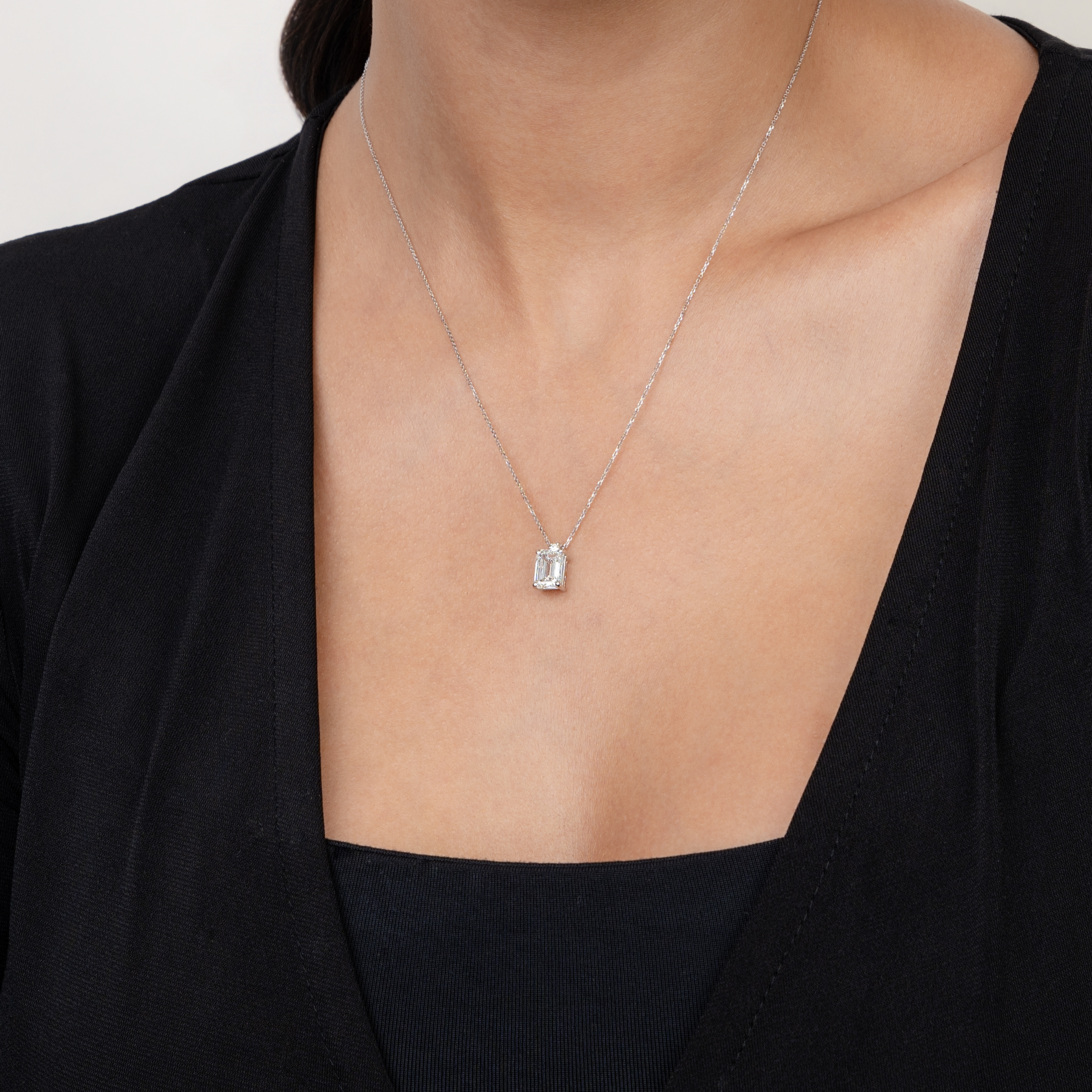 Gargantilla en oro blanco de 18 Kilates, Uñas+decoración, con diamante laboratorio central de 2.00 Ct y decoración en diamante laboratorio de 0.03 Ct, 42 cm. de largo, 0.50 mm. de ancho