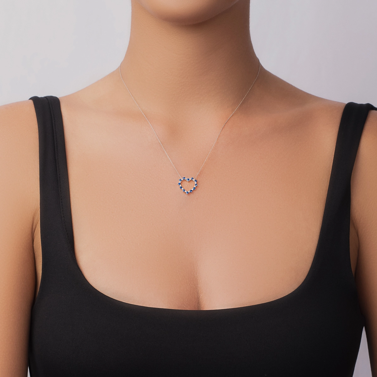 Gargantilla de corazón en oro blanco de 18 Kilates, con zafiros de 0.50 Ct y diamantes de 0.09 Ct