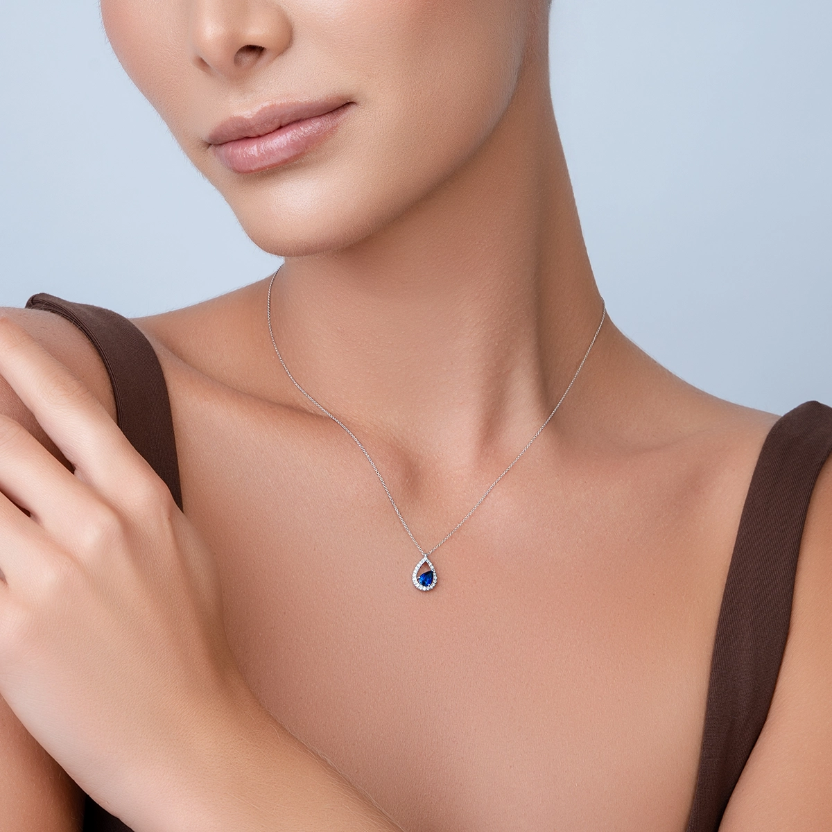 Gargantilla en oro blanco de 18 Kilates, Lágrima, con zafiro central de 0.55 Ct y decoración en diamantes de 0.10 Ct, 42 cm. de largo, 0.50 mm. de ancho