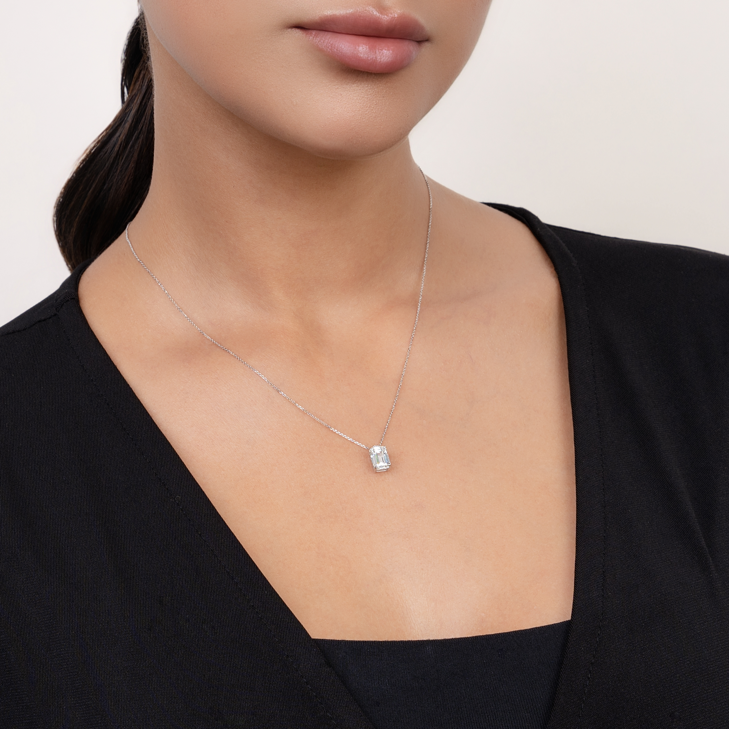 Gargantilla en oro blanco de 18 Kilates, Uñas+decoración, con diamante laboratorio central de 2.00 Ct y decoración en diamante laboratorio de 0.02 Ct, 42 cm. de largo, 0.50 mm. de ancho