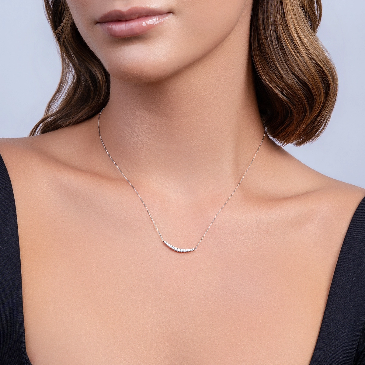 Gargantilla en oro blanco de 18 Kilates, Barra, con diamantes de 0.20 Ct, 42 cm. de largo, 0.50 mm. de ancho