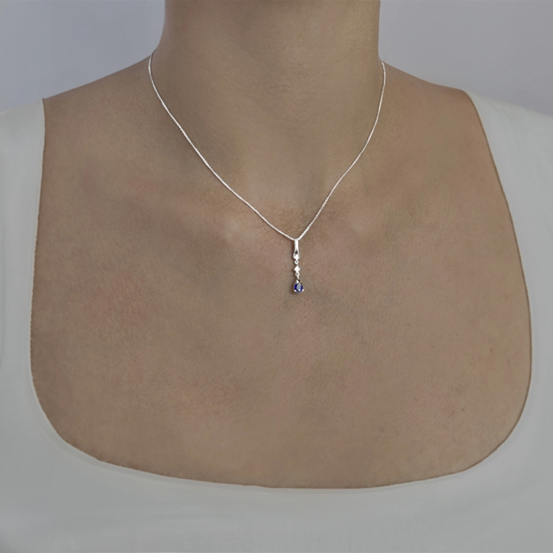 Gargantilla en oro blanco de 18 Kilates, Uñas+decoración, con zafiro central de 0.45 Ct y decoración en diamantes de 0.06 Ct, 40 cm. de largo, 0.50 mm. de ancho