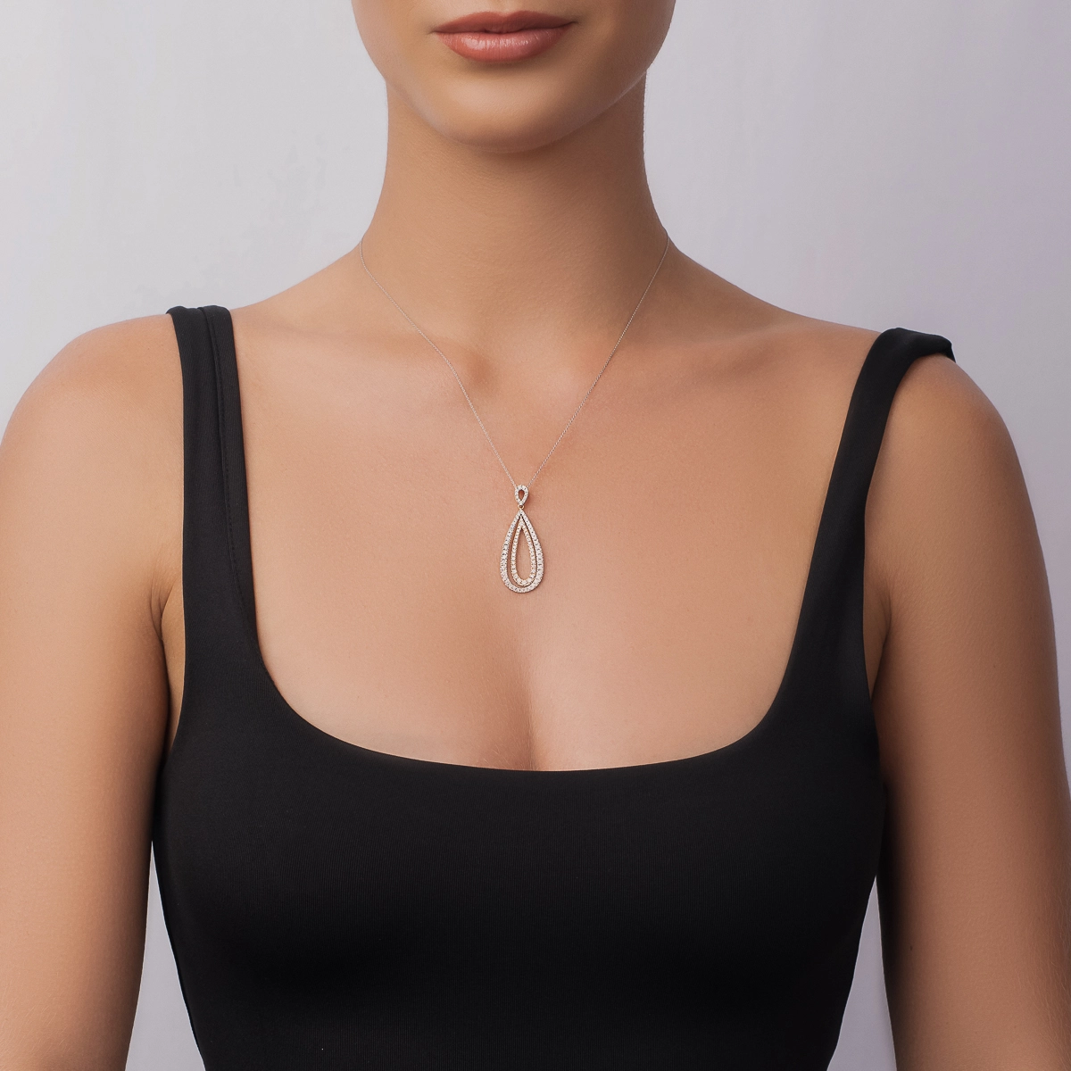 Gargantilla en 2 oros de 18 Kilates, Lágrima, con diamantes de 0.98 Ct, 42 cm. de largo, 0.50 mm. de ancho