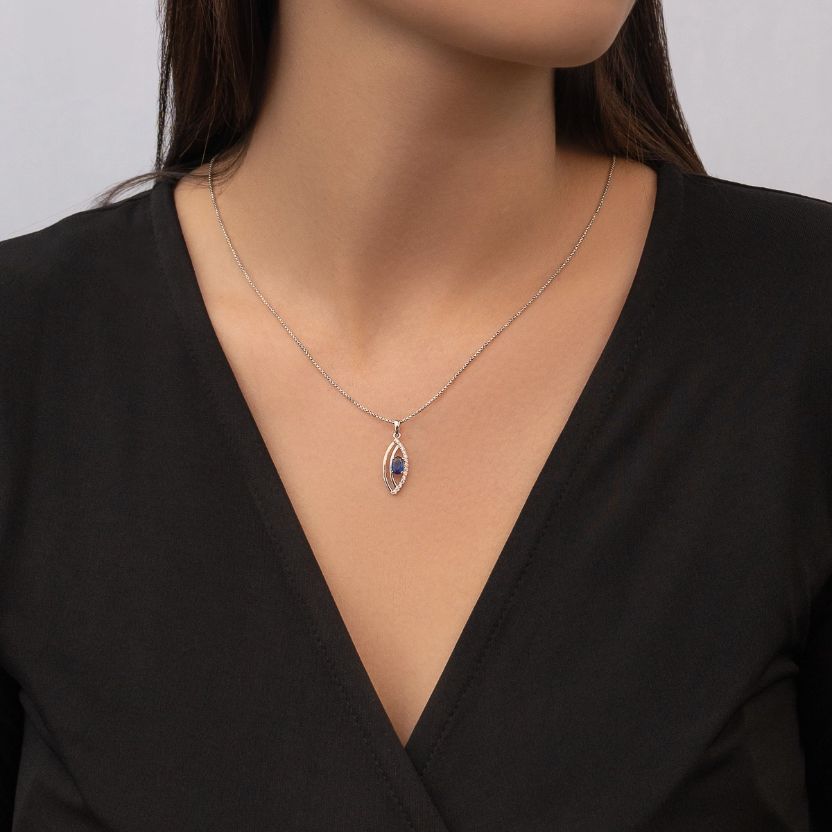 Gargantilla en plata Ley 925, Hoja, con zircón col central y decoración en zircones, 50 cm. de largo, 1 mm. de ancho, de la coleccion Sueños