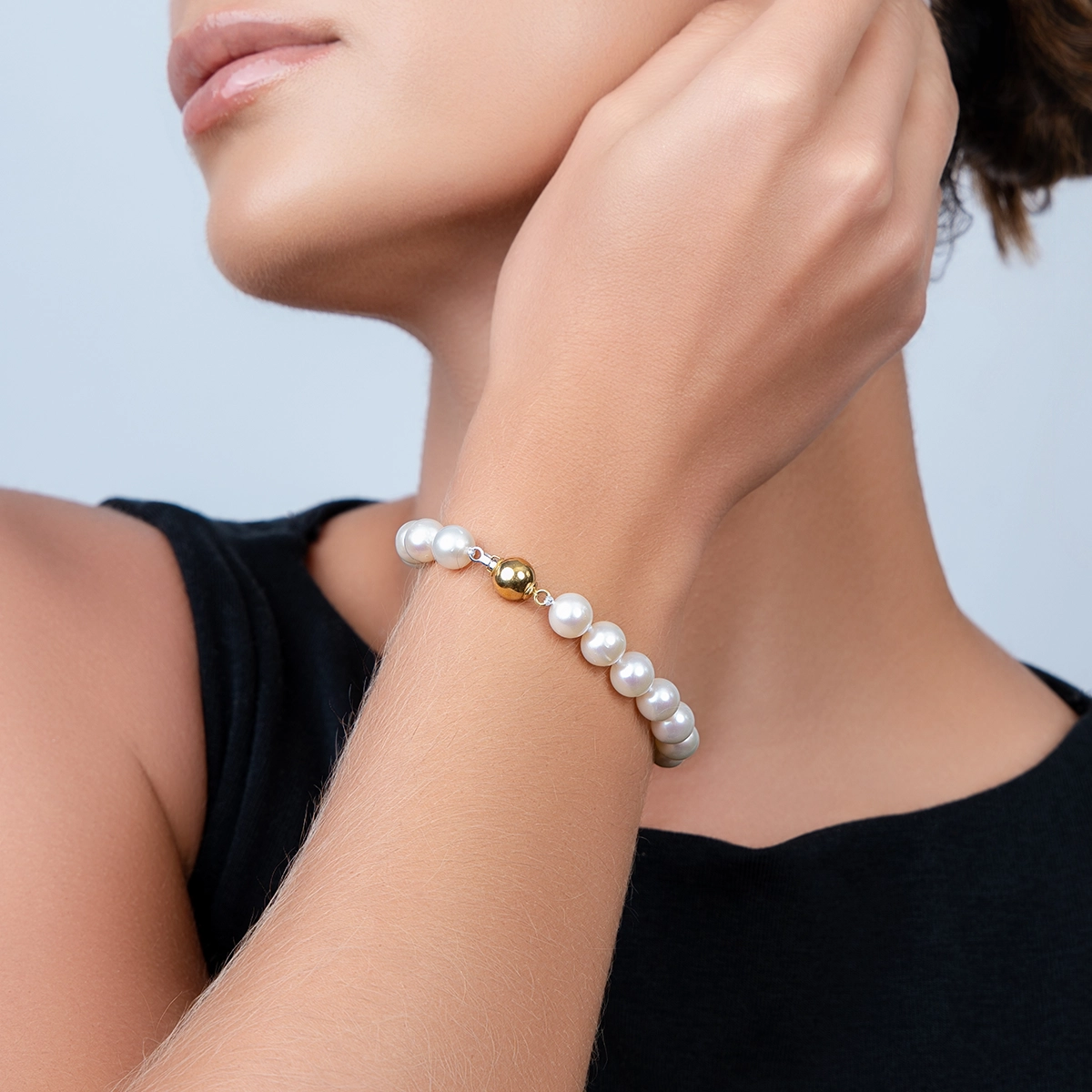 Pulsera con perlas de 8 mm de ancho aprox con broche en oro amarillo de 18 Kilates, 19 cm. de largo