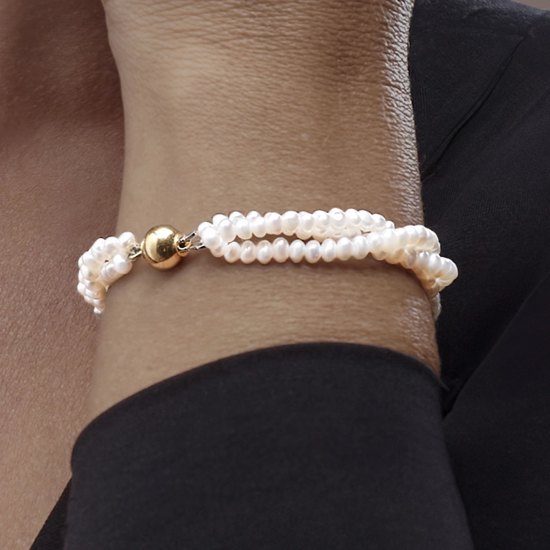 Pulsera con perlas de 3 mm de ancho aprox con broche en oro amarillo de 18 Kilates, 19 cm. de largo