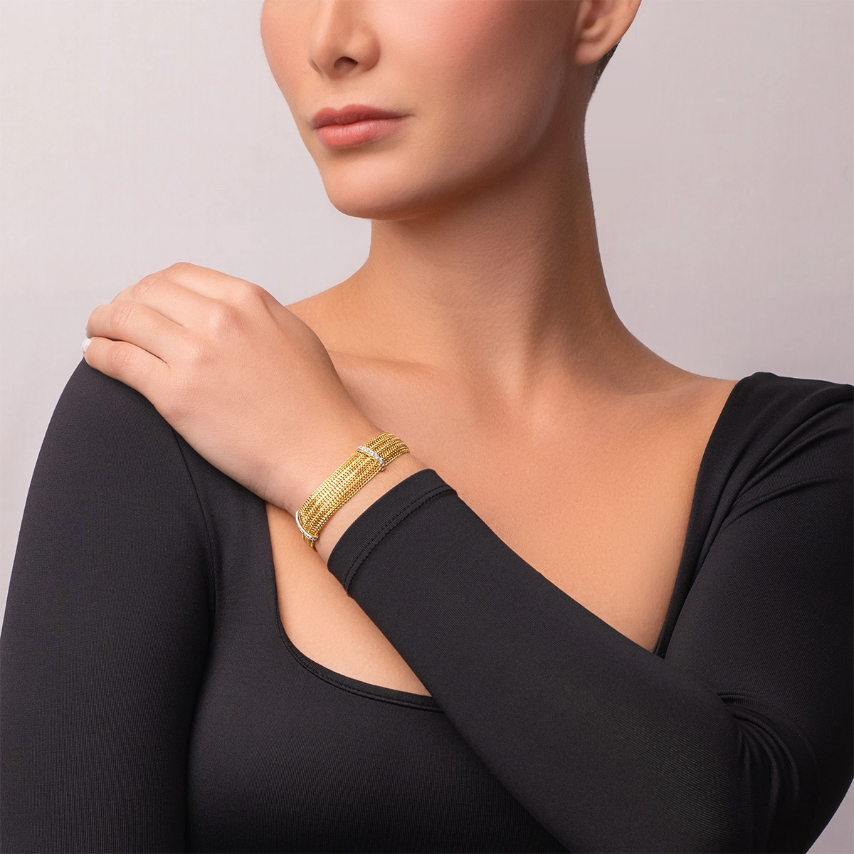 Pulsera en oro amarillo de 18 Kilates, con zircones, 19 cm. de largo, 13 mm. de ancho