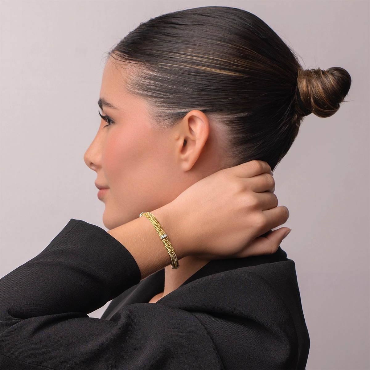 Pulsera en oro amarillo de 18 Kilates, con zircones, 19 cm. de largo, 6.50 mm. de ancho