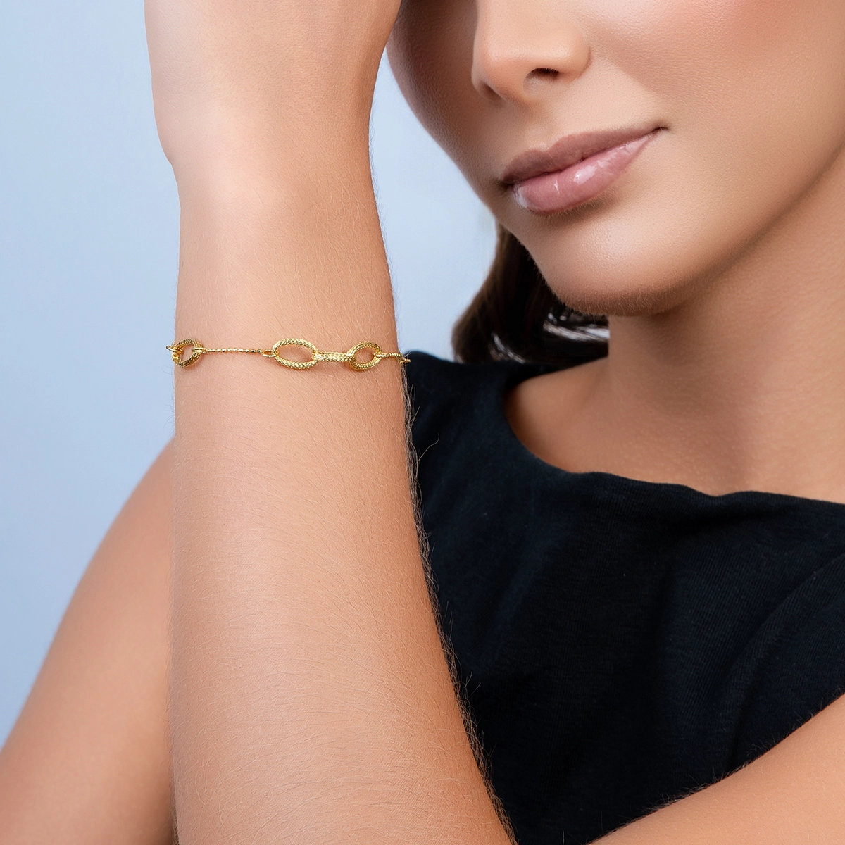 Pulsera en oro amarillo de 18 Kilates con visos satinado, 19 cm. de largo, 1 mm. de ancho